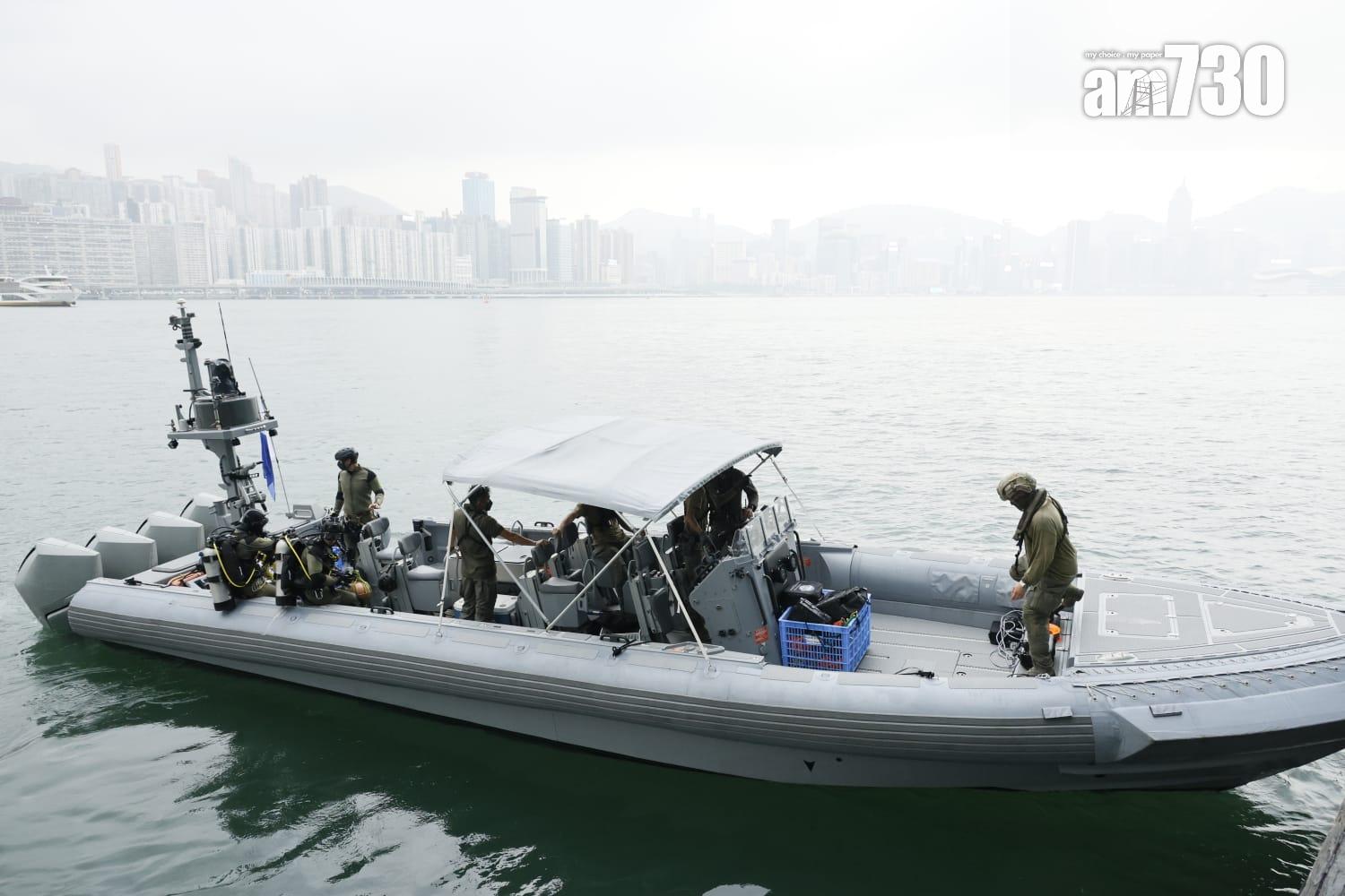 警方安排蛙人於維港搜尋電話。(林俊源攝)