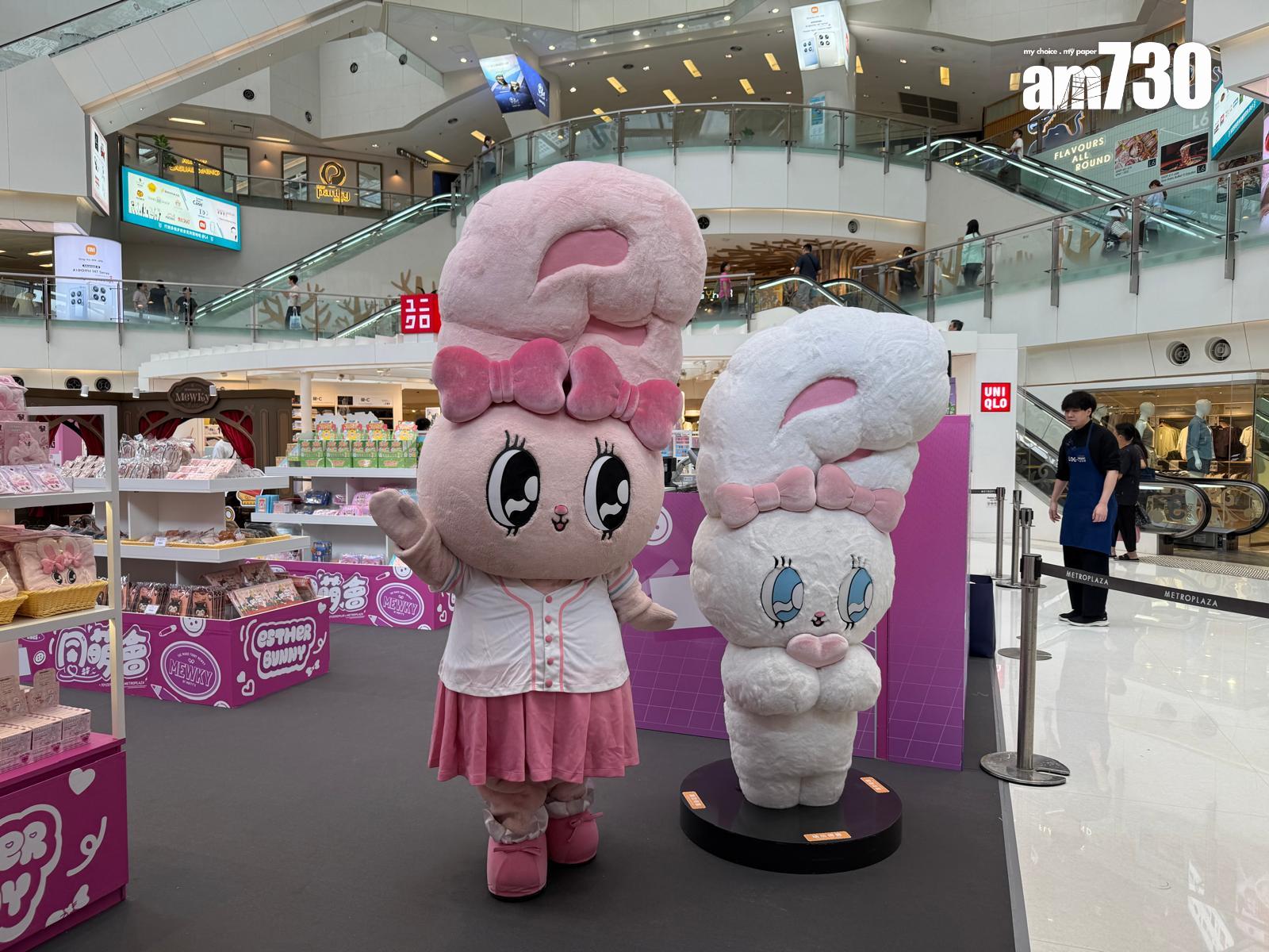 佇立於入口的Esther Bunny。 (本報攝)