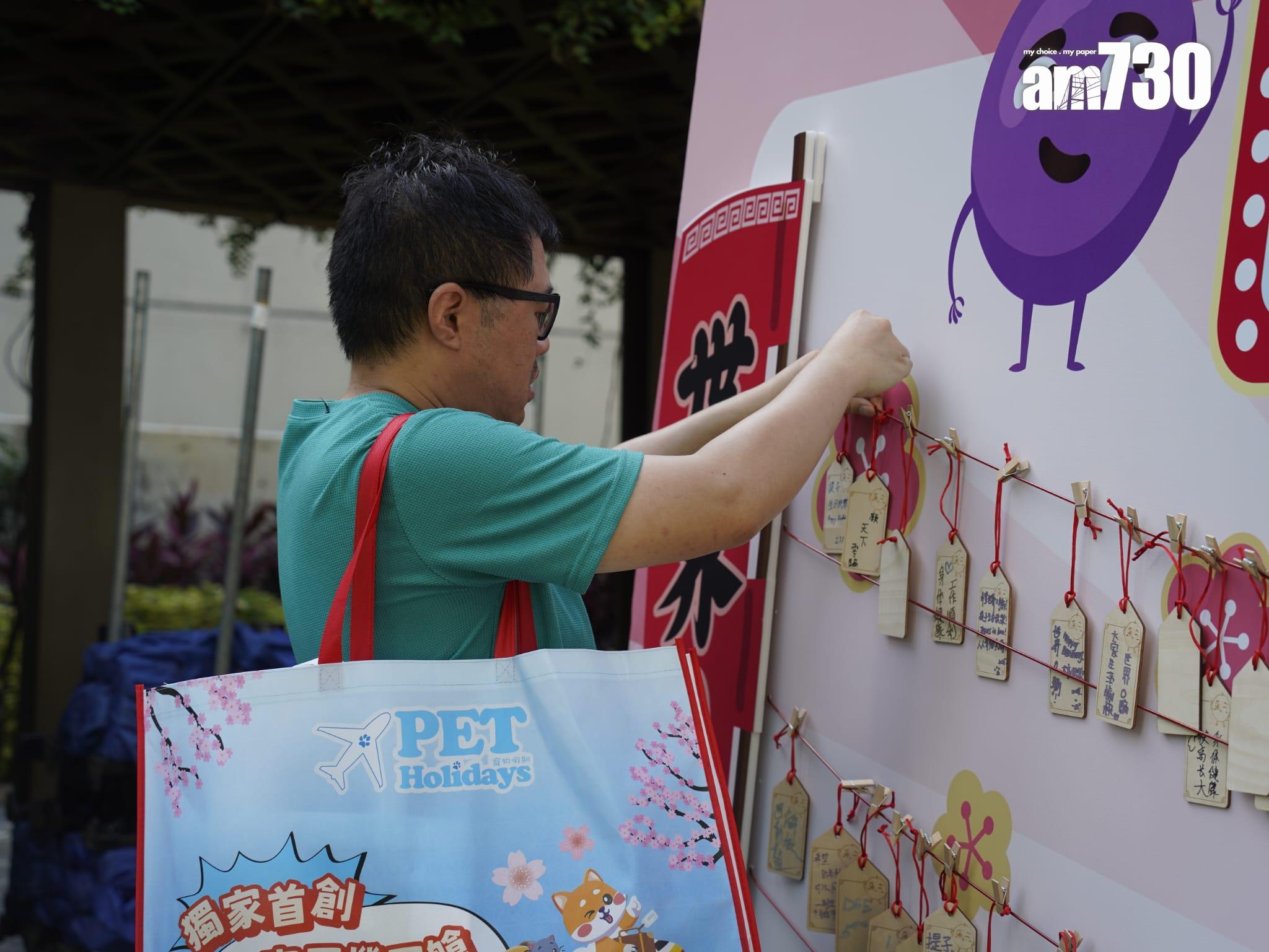 警方今日(8日)在金鐘夏慤花園舉辦「提子五歲防騙生日派對」。(歐迪栢攝)