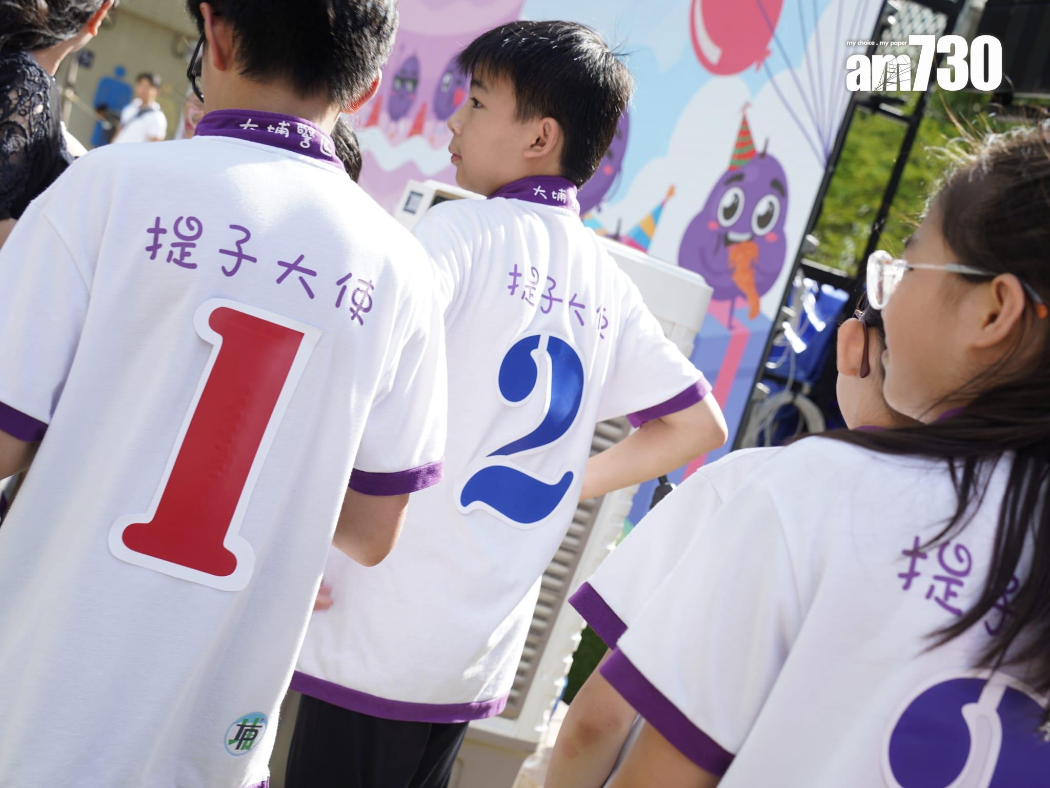 警方今日(8日)在金鐘夏慤花園舉辦「提子五歲防騙生日派對」。(歐迪栢攝)