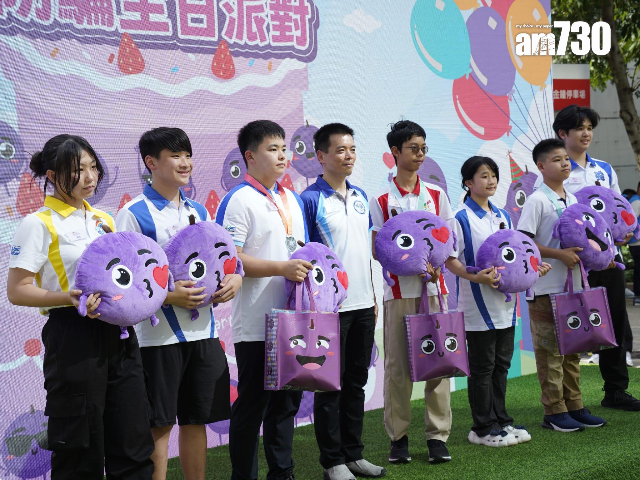 警方今日(8日)在金鐘夏慤花園舉辦「提子五歲防騙生日派對」。(歐迪栢攝)