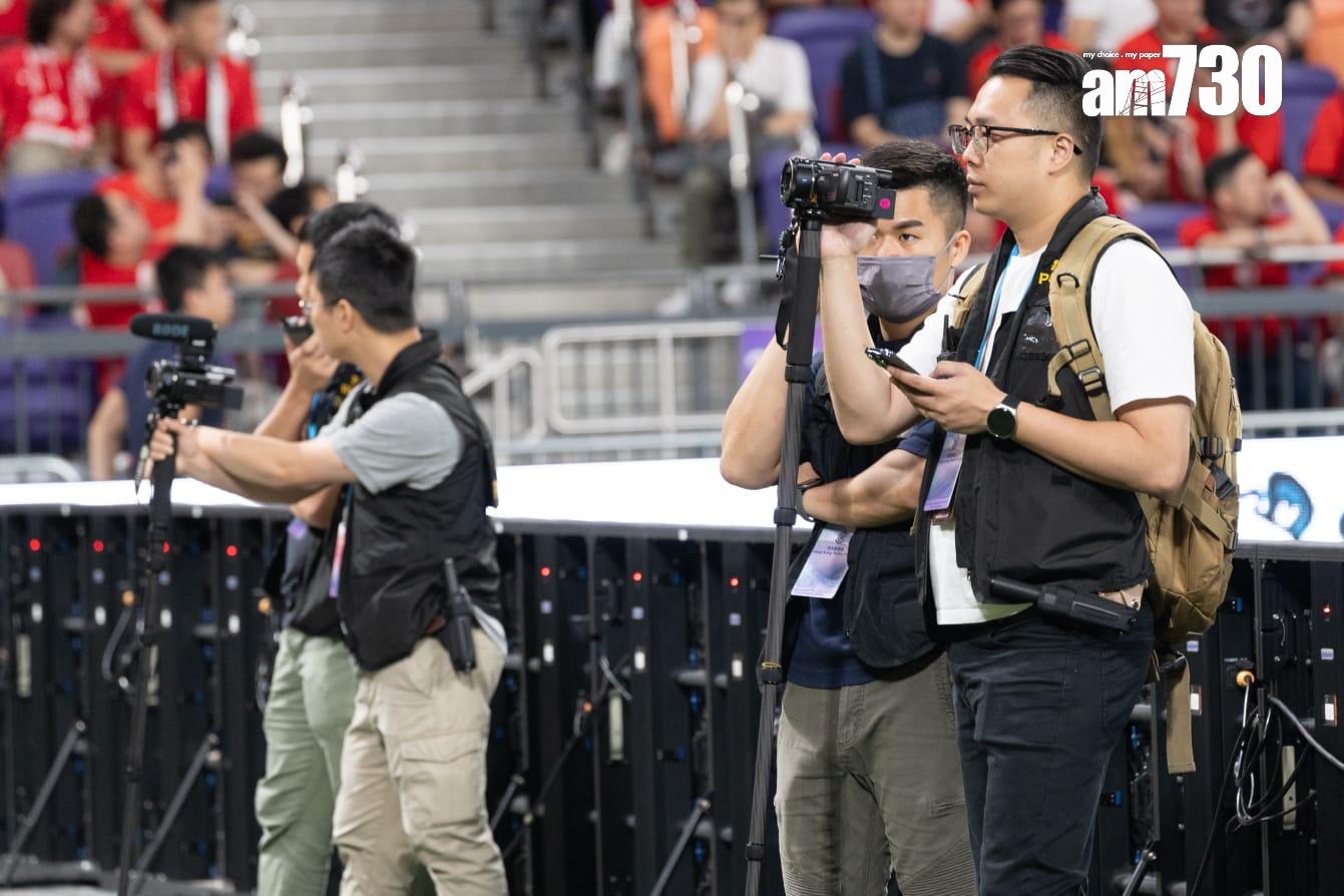 警方派員拍攝唱國歌時情況。(蘇文傑攝)