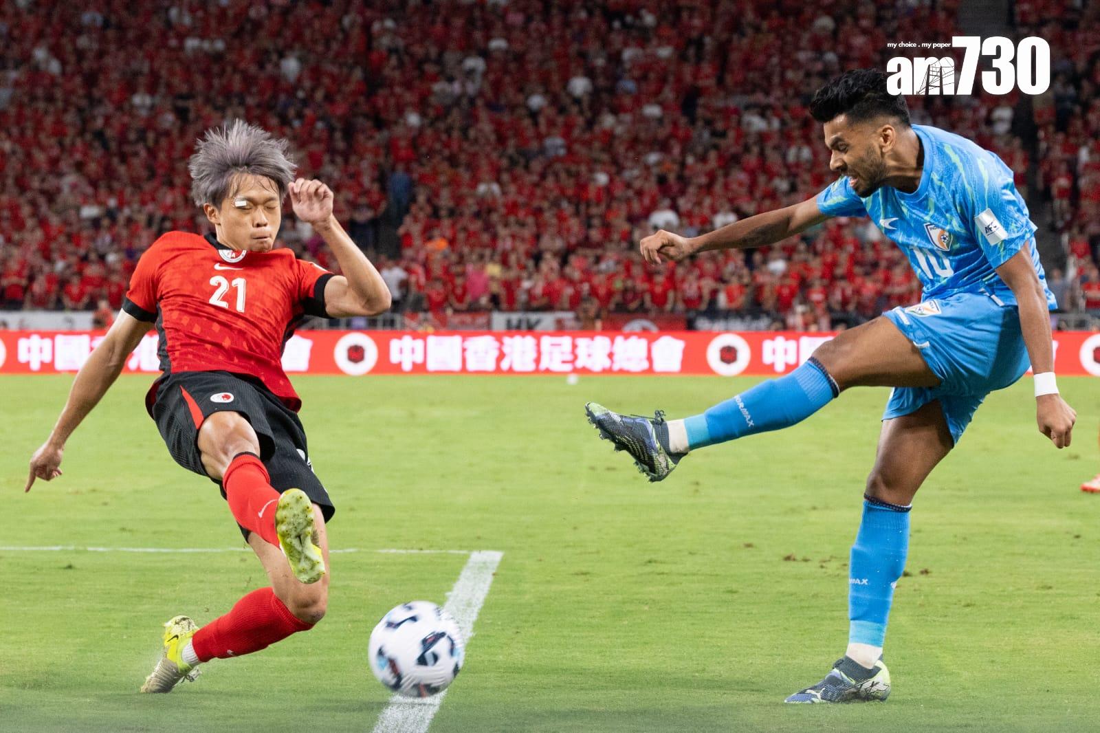 亞洲盃外圍賽|香港足球隊對印度,港隊守將茹子楠攔截對手傳中。(蘇文傑攝)