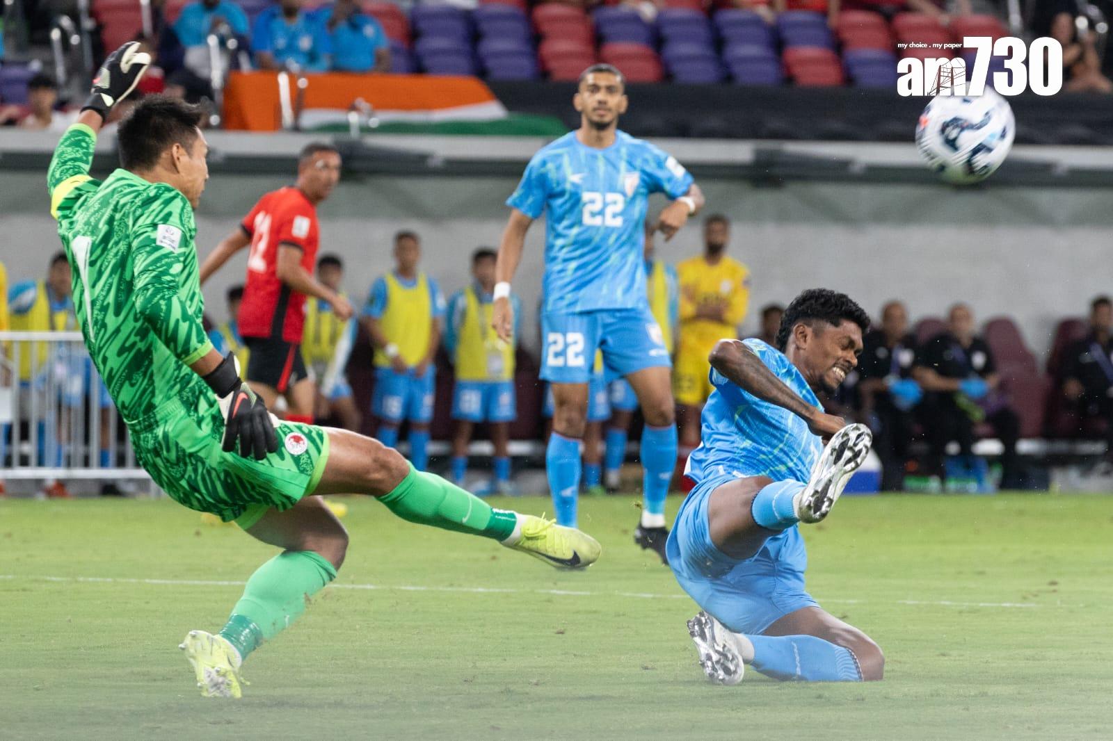 亞洲盃外圍賽|香港足球隊對印度,港隊門將葉鴻輝快腳解圍。(蘇文傑攝)