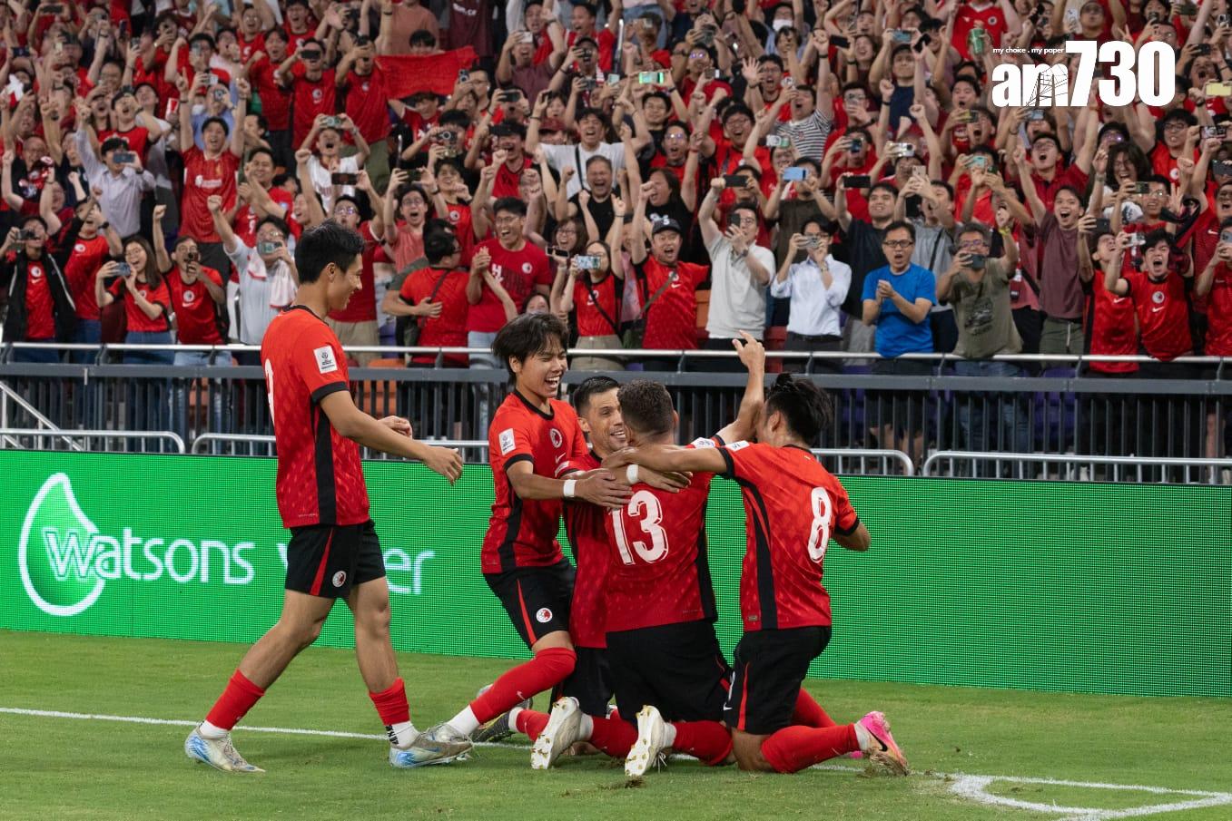 亞洲盃外圍賽|香港足球隊對印度,彭利拿射入12碼後與隊友慶祝。(蘇文傑攝)