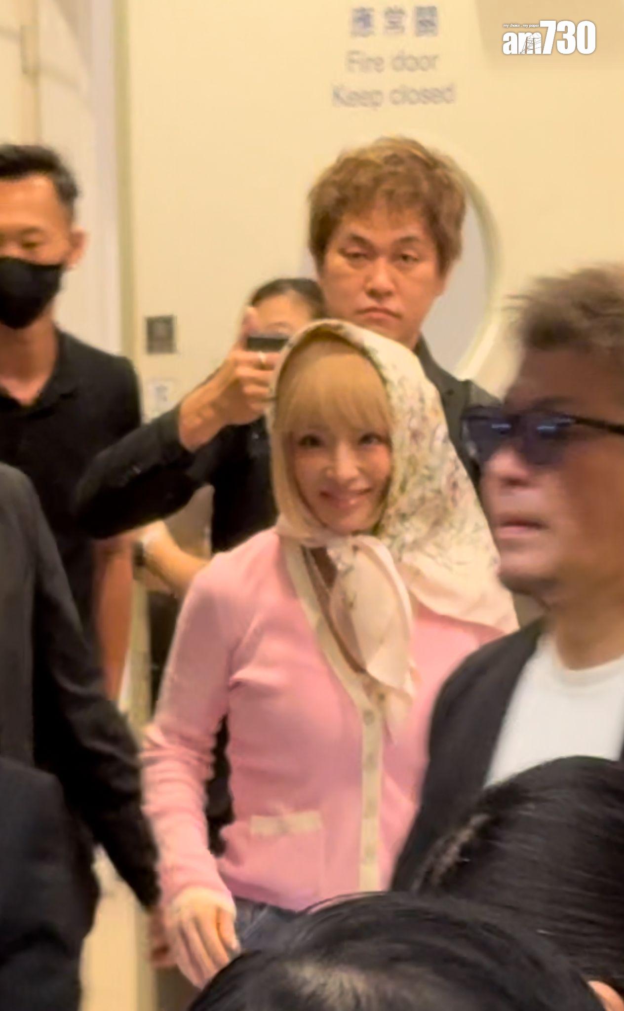 濱崎步跟fans打招呼,又為他們簽名,同時也接過fans送她的花束。(娛樂組攝)