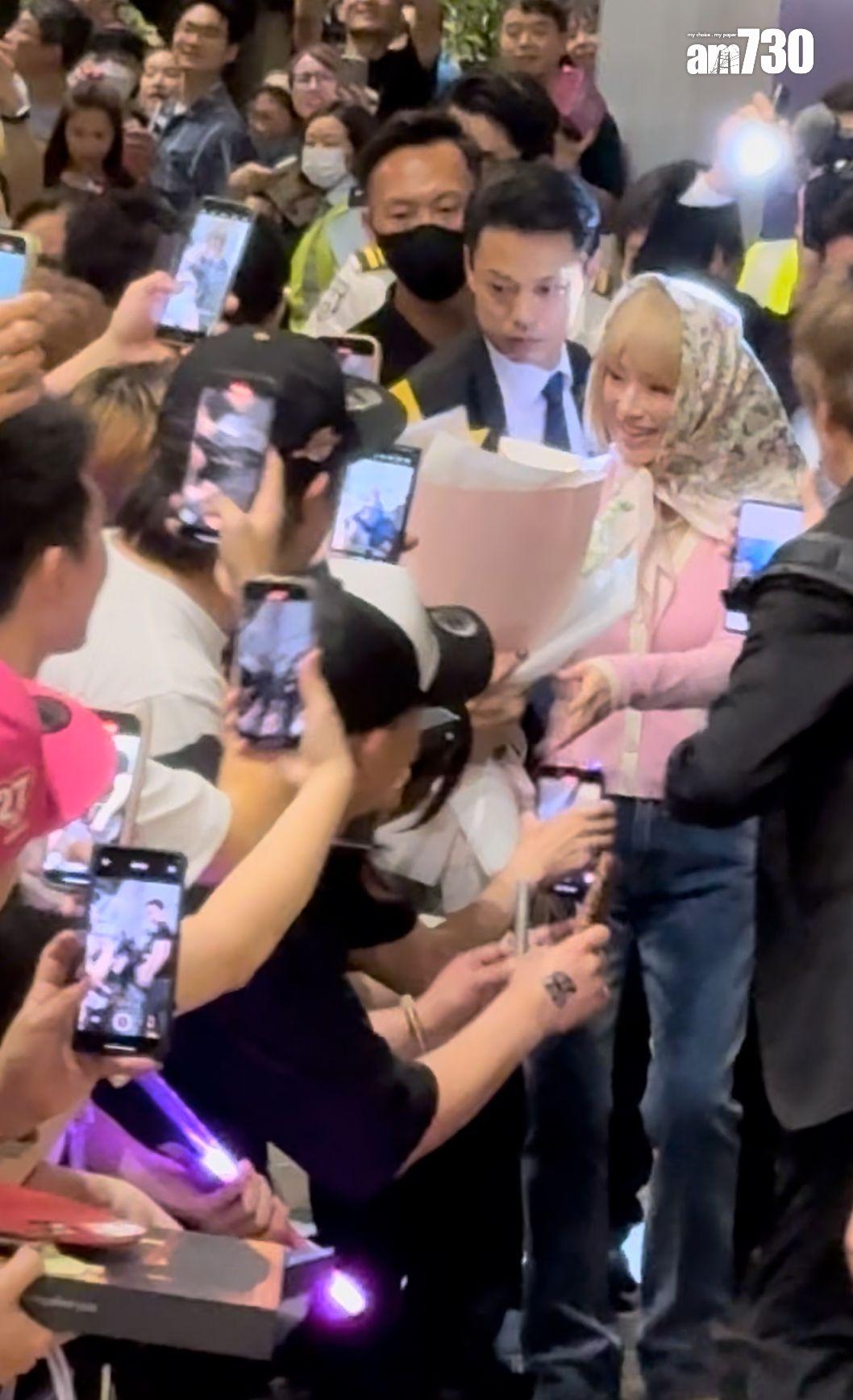 濱崎步跟fans打招呼,又為他們簽名,同時也接過fans送她的花束。(娛樂組攝)