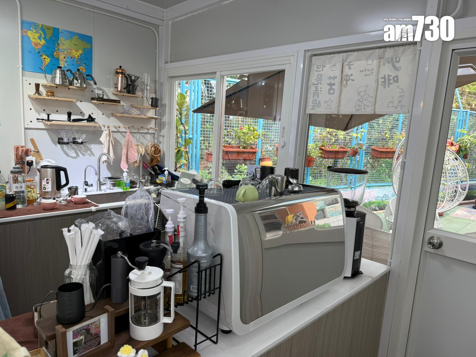 咖啡店設備一應俱全。 (本報攝)