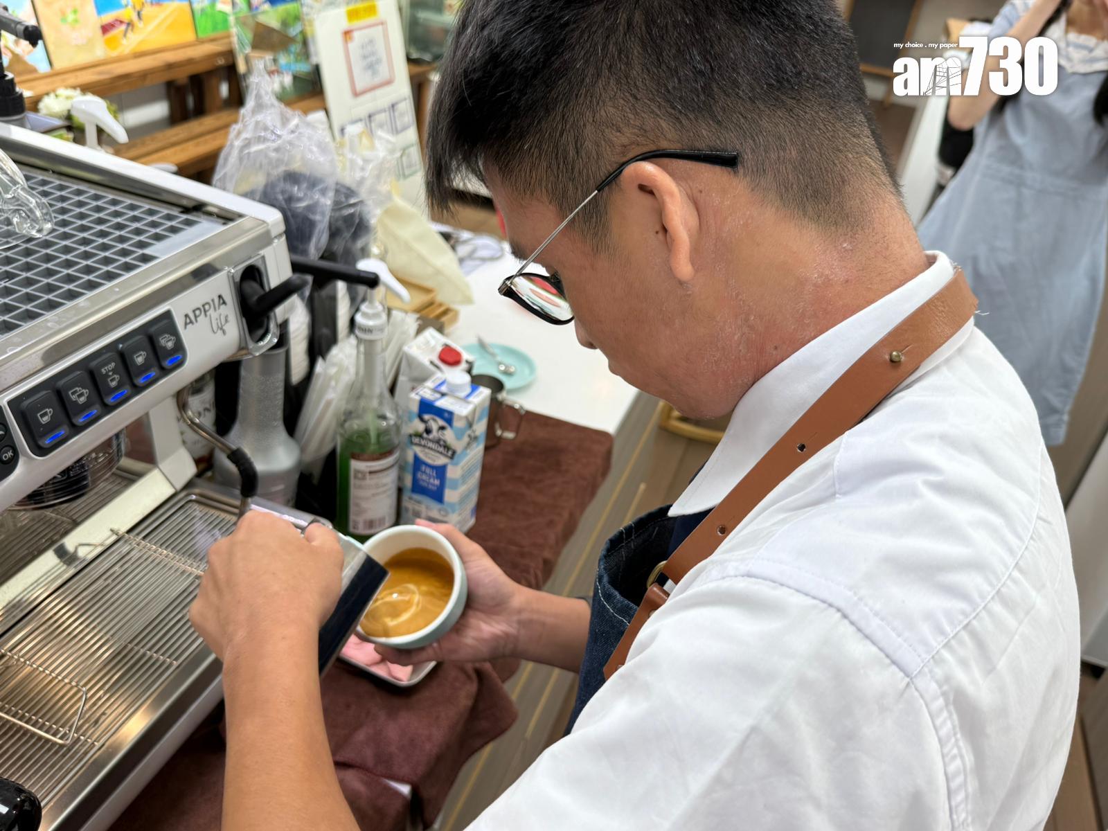 日星即場拉花。 (本報攝)