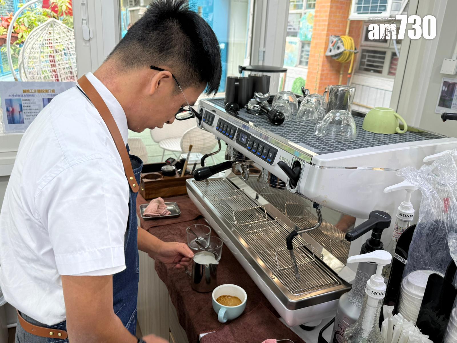 日星掌握菜單上所有咖啡製作方法。(本報攝)