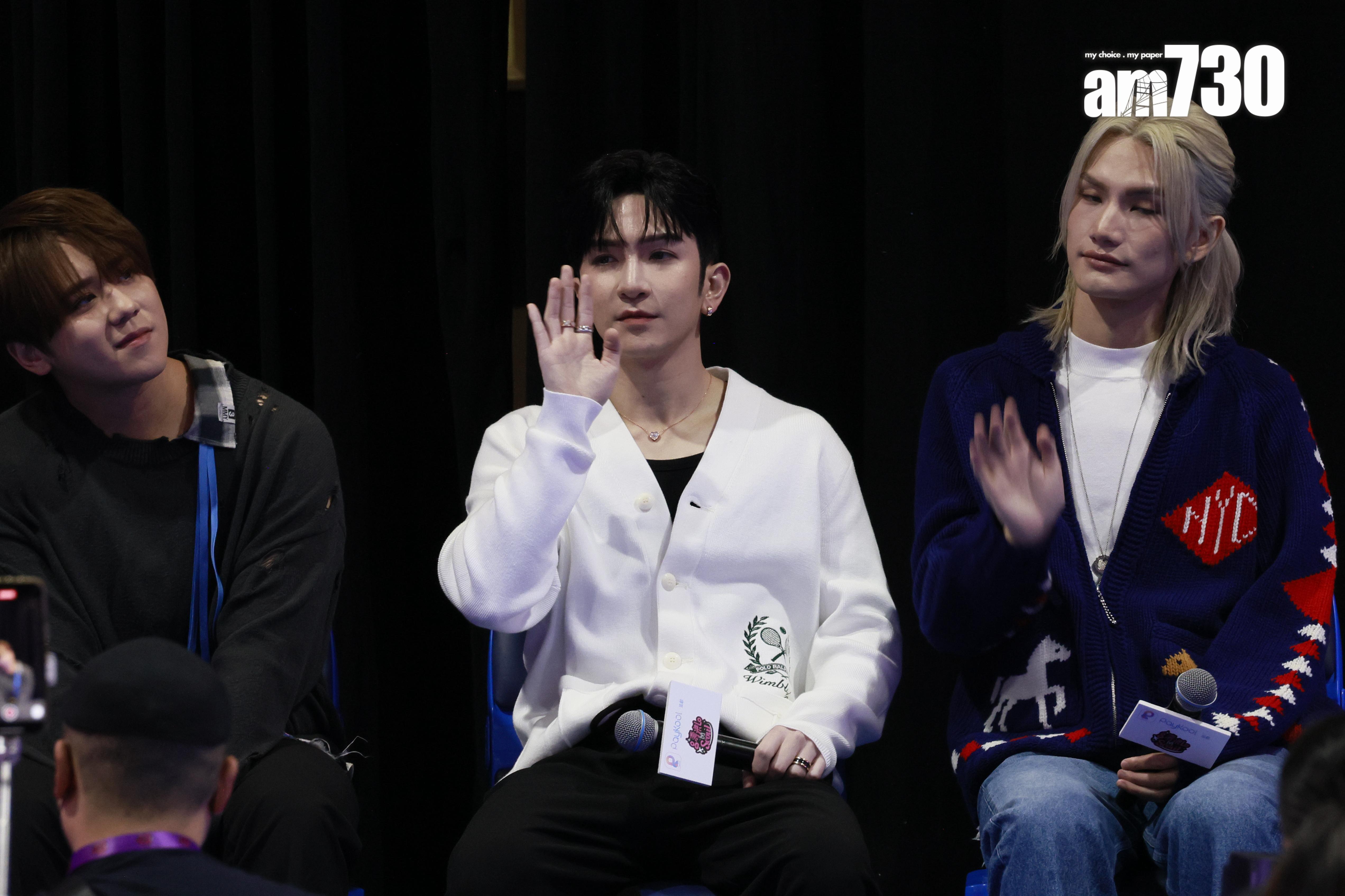 Anson Lo出入及坐下時,都需要別人扶住。