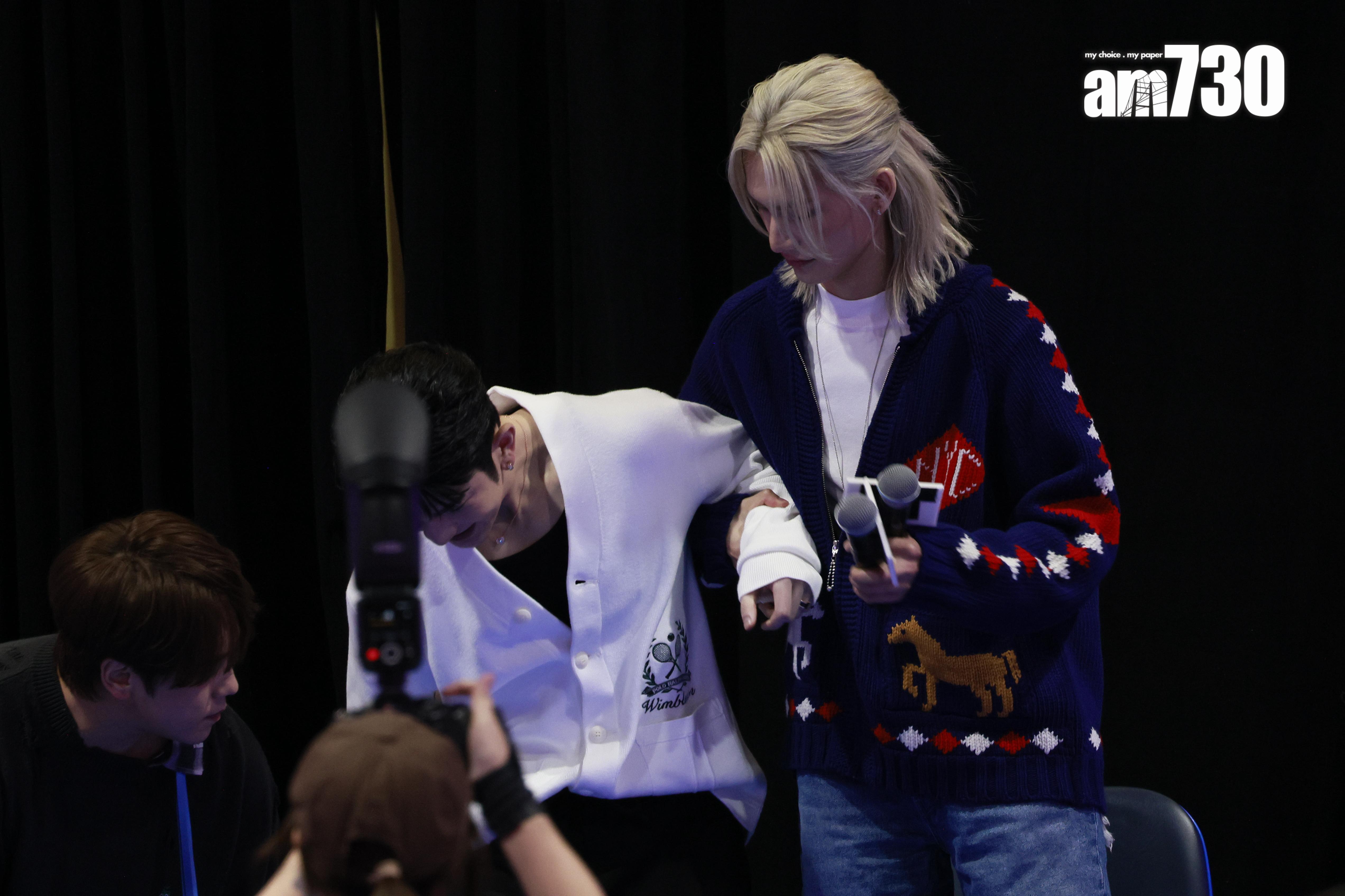 Anson Lo出入及坐下時,都需要別人扶住。