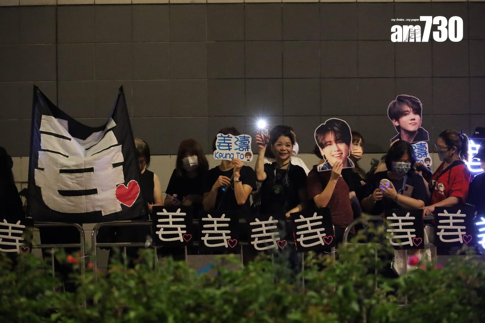 大批姜糖陸續湧到機場,數百姜糖前來送機。(鍾式明攝)