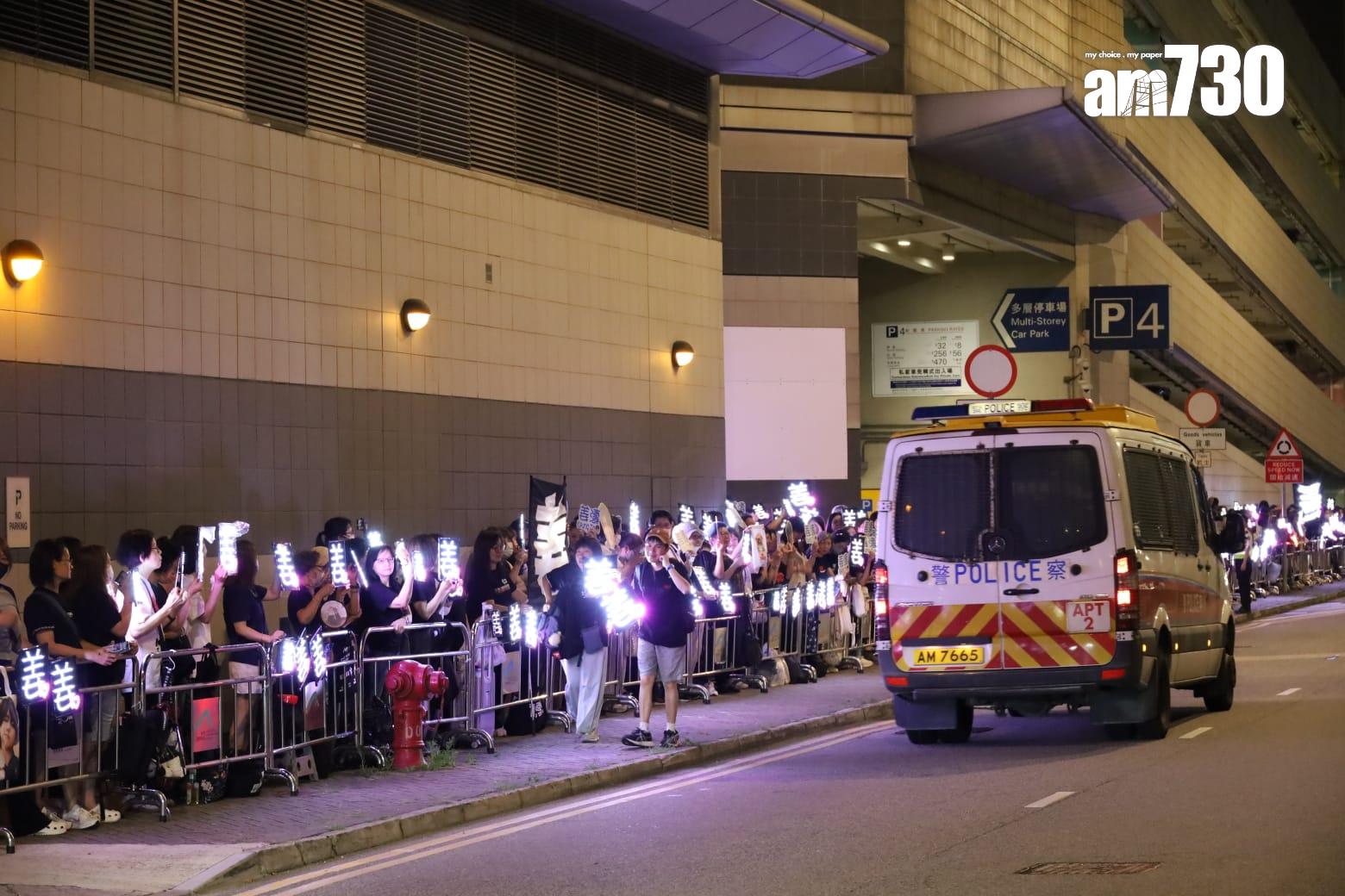 大批姜糖陸續湧到機場,數百姜糖前來送機。(鍾式明攝)