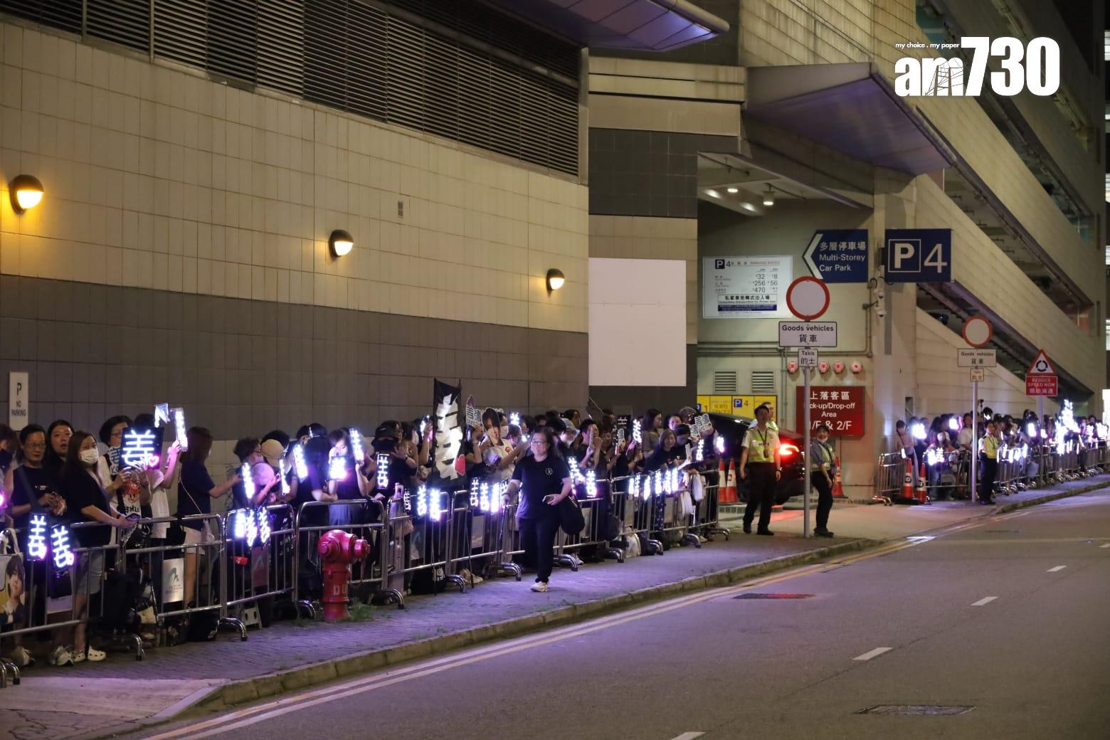 大批姜糖陸續湧到機場,數百姜糖前來送機。(鍾式明攝)