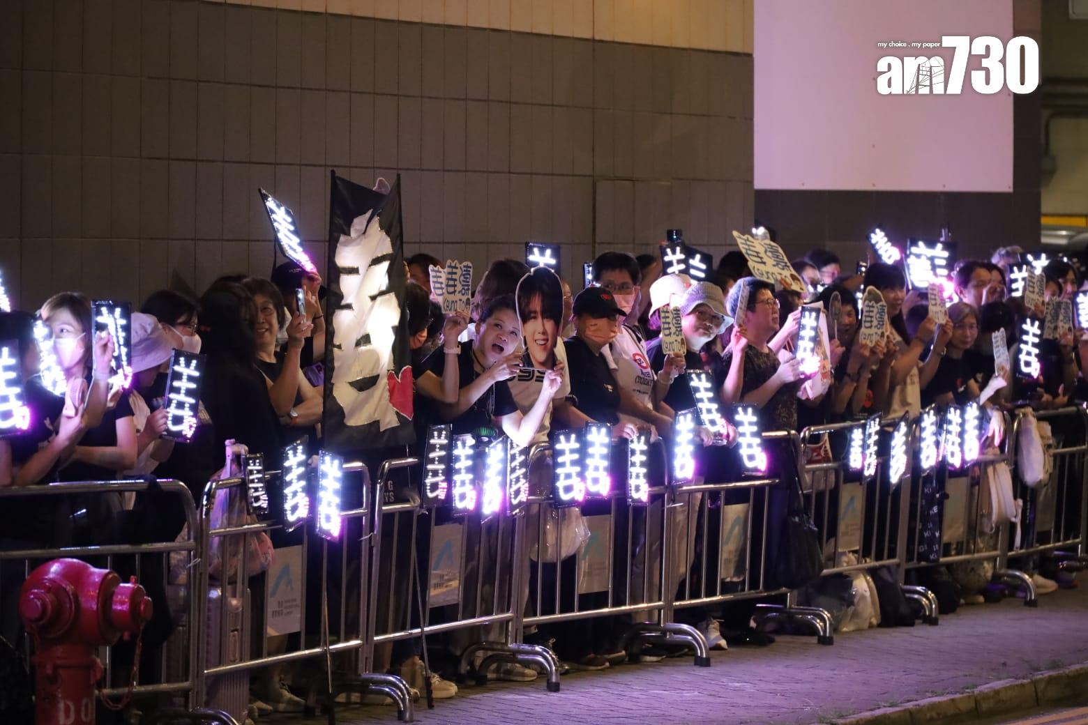 大批姜糖陸續湧到機場,數百姜糖前來送機。(鍾式明攝)