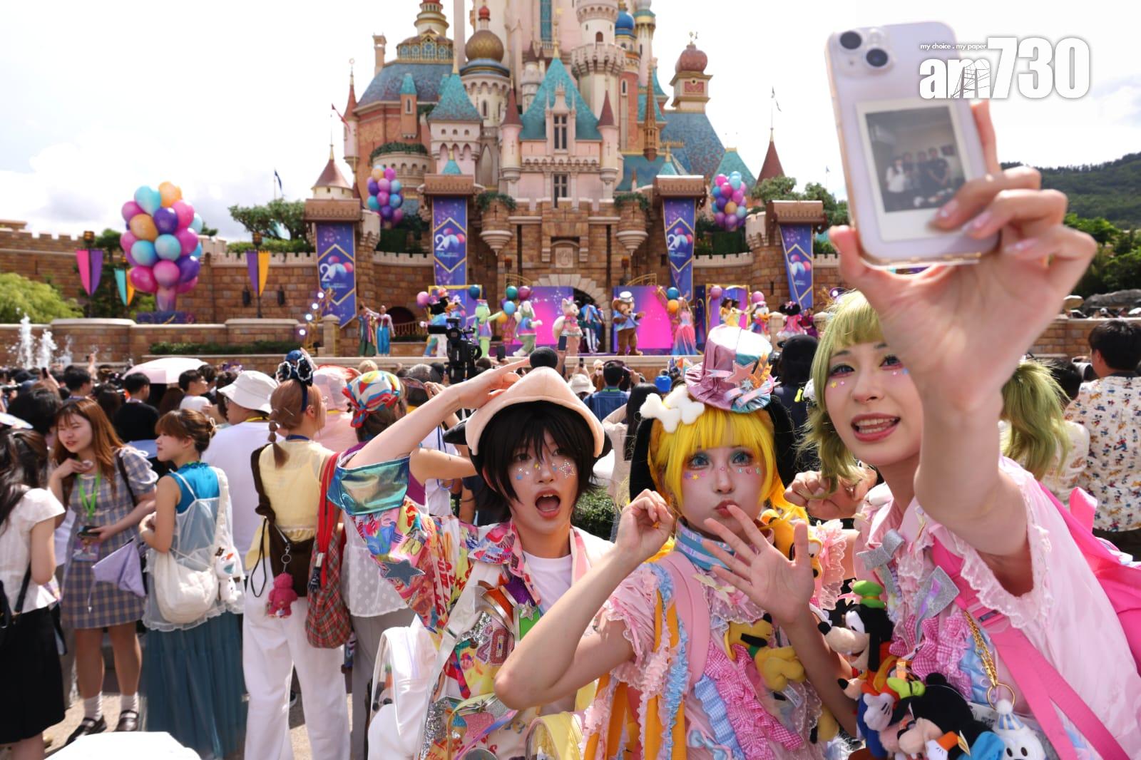 香港迪士尼樂園20周年活動啟動 推11新花車 昇華版夜間匯演 (林俊源攝)