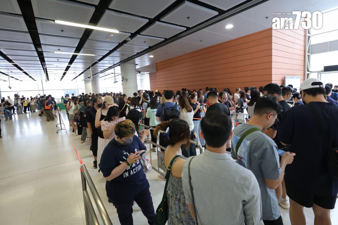 CHIIKAWA DAYS免費派發造型紙帽「討伐棒」氣球 大批市民排隊領取 (吳康琦攝)