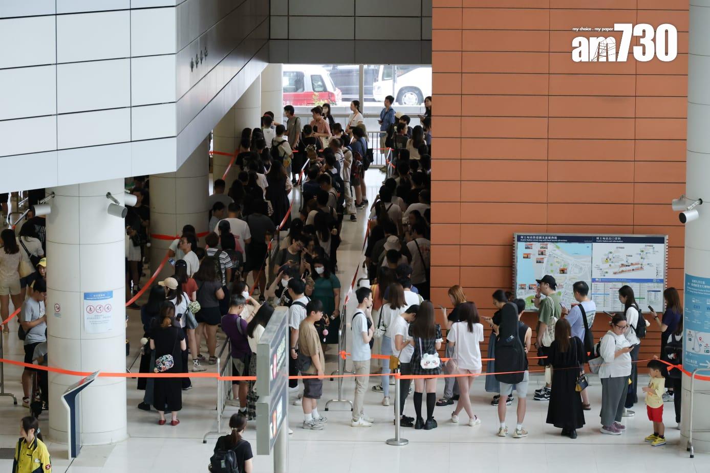 CHIIKAWA DAYS免費派發造型紙帽「討伐棒」氣球 大批市民排隊領取 (吳康琦攝)