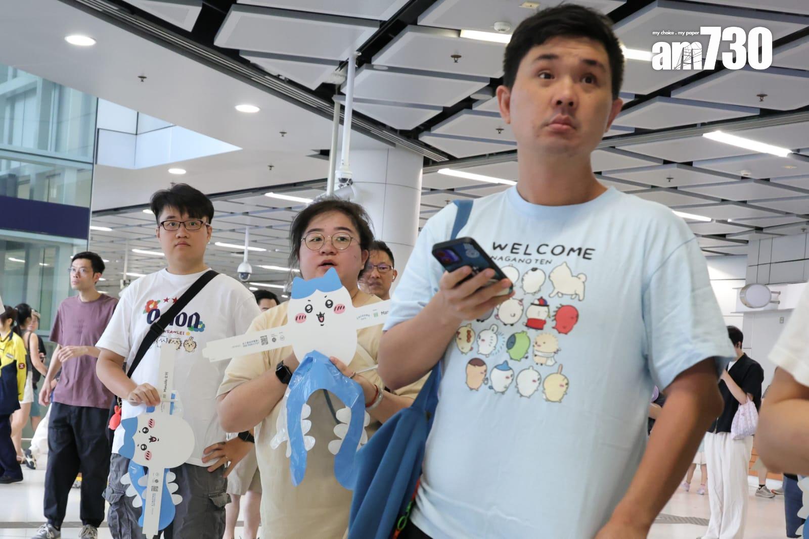 CHIIKAWA DAYS免費派發造型紙帽「討伐棒」氣球 大批市民排隊領取 (吳康琦攝)