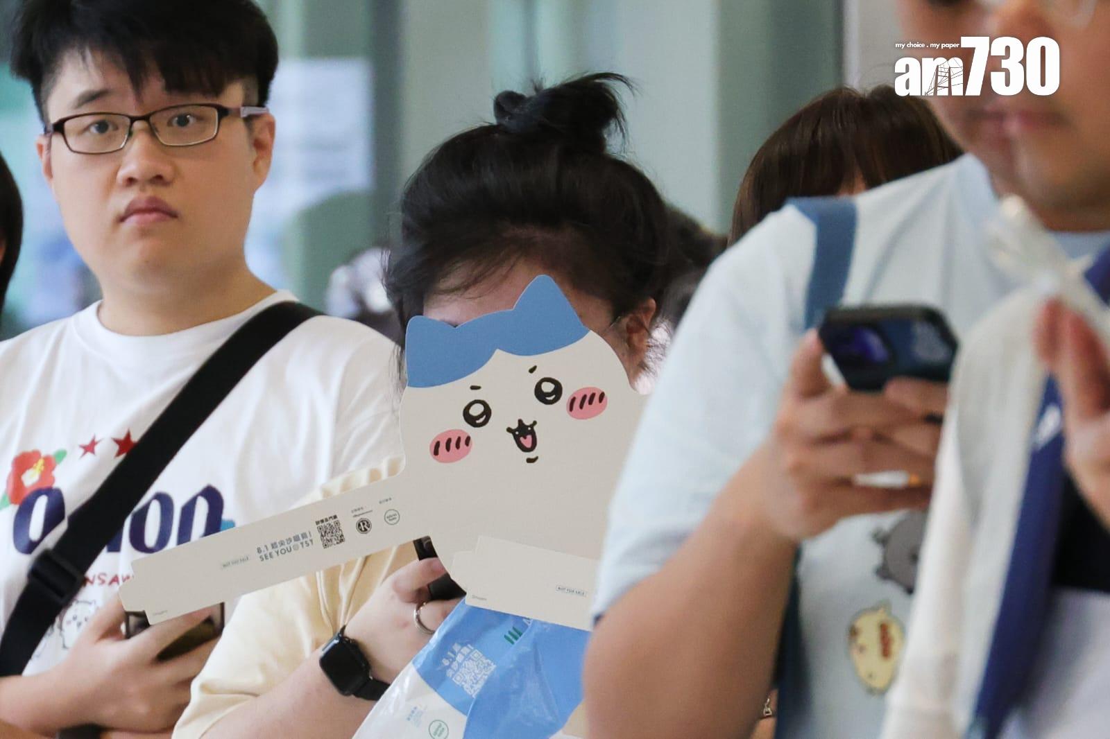 CHIIKAWA DAYS免費派發造型紙帽「討伐棒」氣球 大批市民排隊領取 (吳康琦攝)