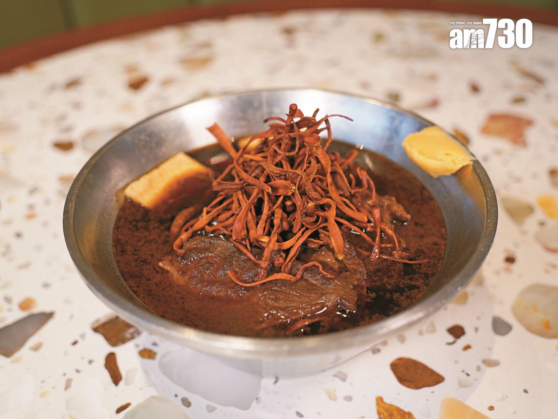 招牌牛肉麵配牛脂油($108) 純牛骨湯底無味精,牛脂油微香辣,配台灣Q彈刀削麵、蟲草花脆脆及百頁豆腐。(歐迪栢攝)