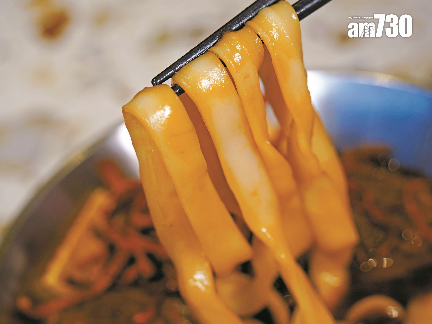 Jacky挑選台灣麵廠的冰鮮刀削麵,優勝之處在於浸泡十多分鐘後仍是Q彈。(歐迪栢攝)