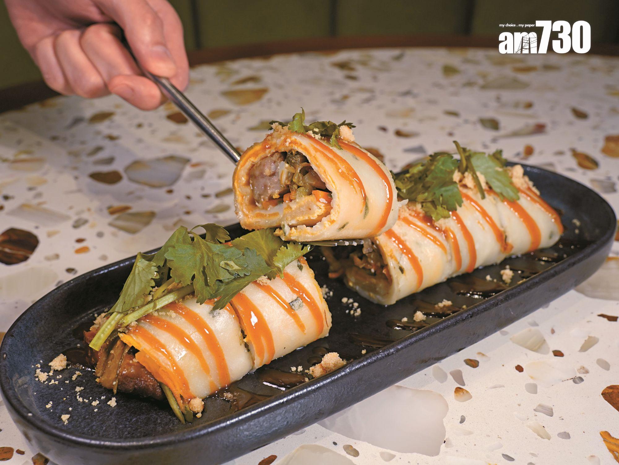 刈包風味蛋餅($98)材料有五花腩、酸菜、芫荽、花生粉,味道口感豐富。(歐迪栢攝)