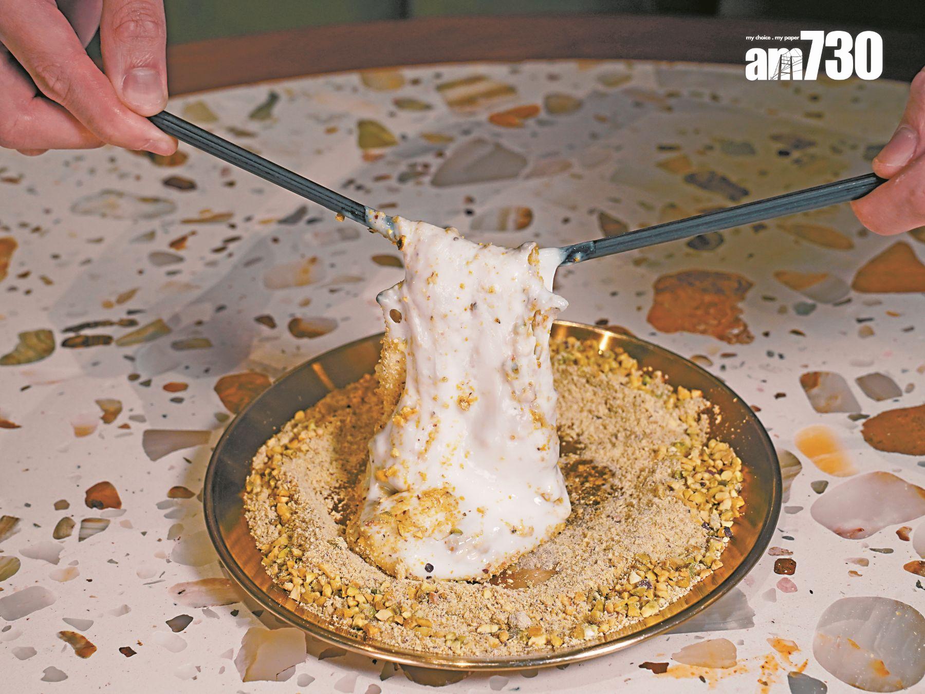 牛奶味麻糬軟糯Q彈,美國開心果碎堅果味濃濃。(歐迪栢攝)