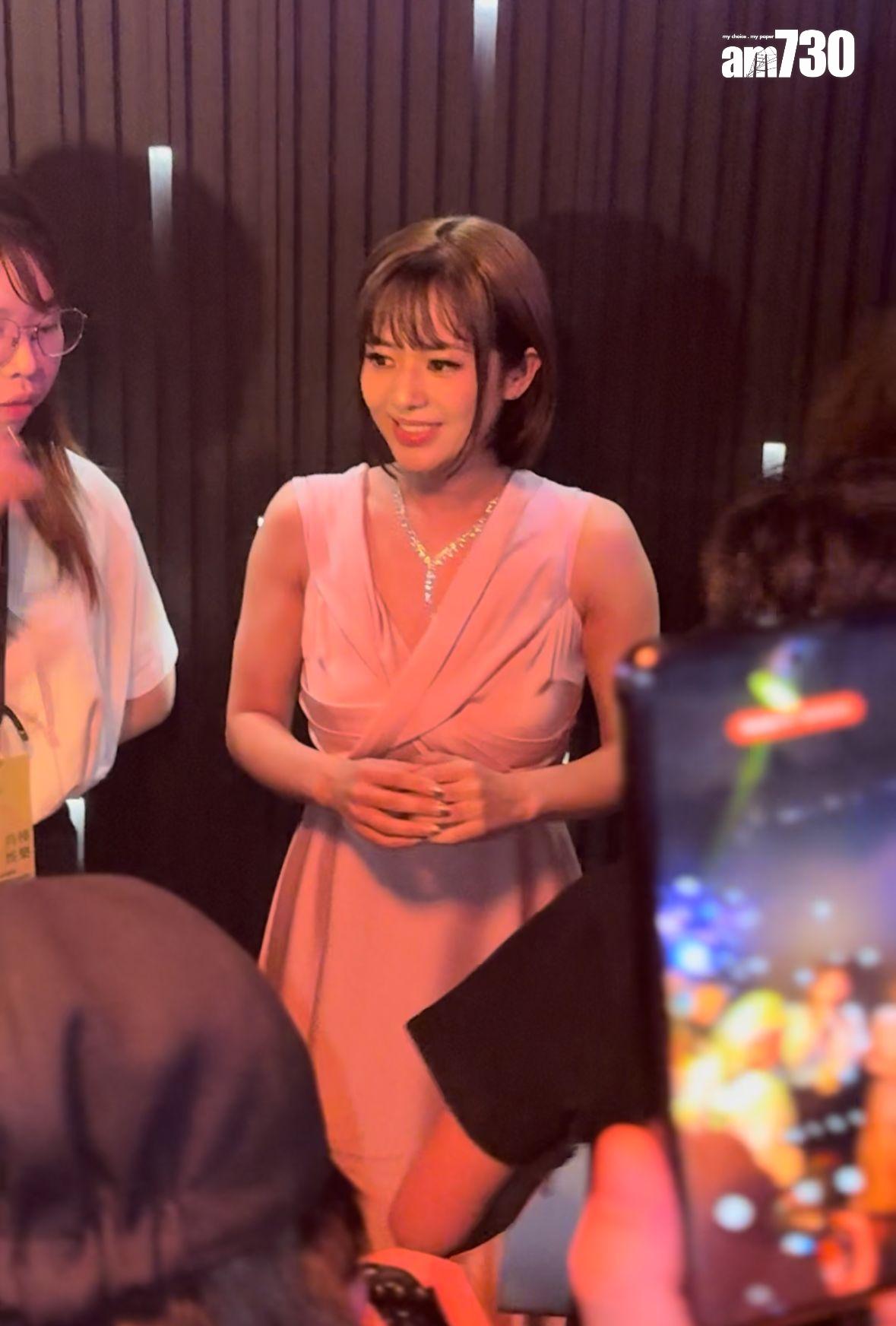 蒼井空於深夜11時50分再度現身。(娛樂組攝)