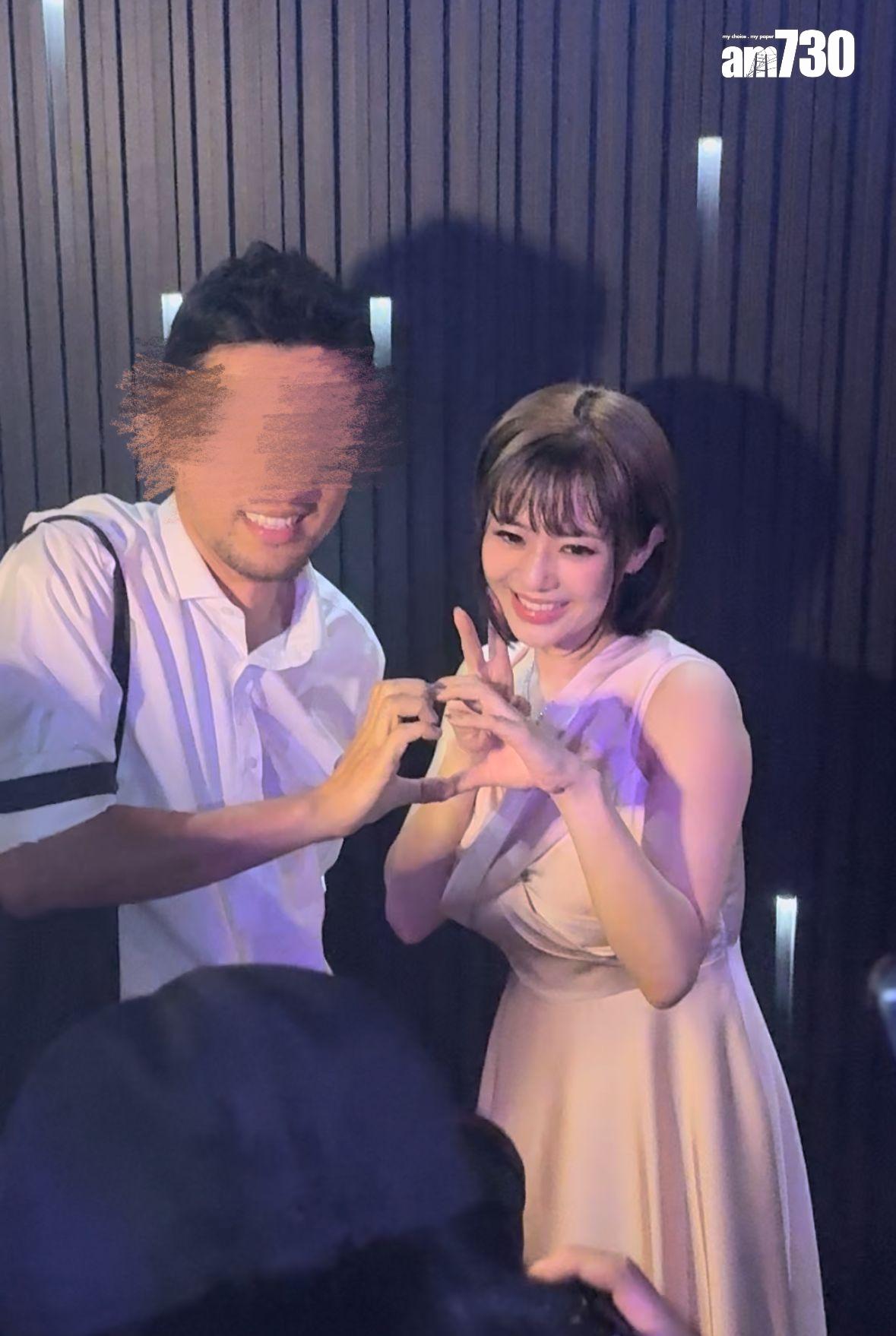 大會安排蒼井空跟粉絲玩遊戲。 ( 娛樂版攝)