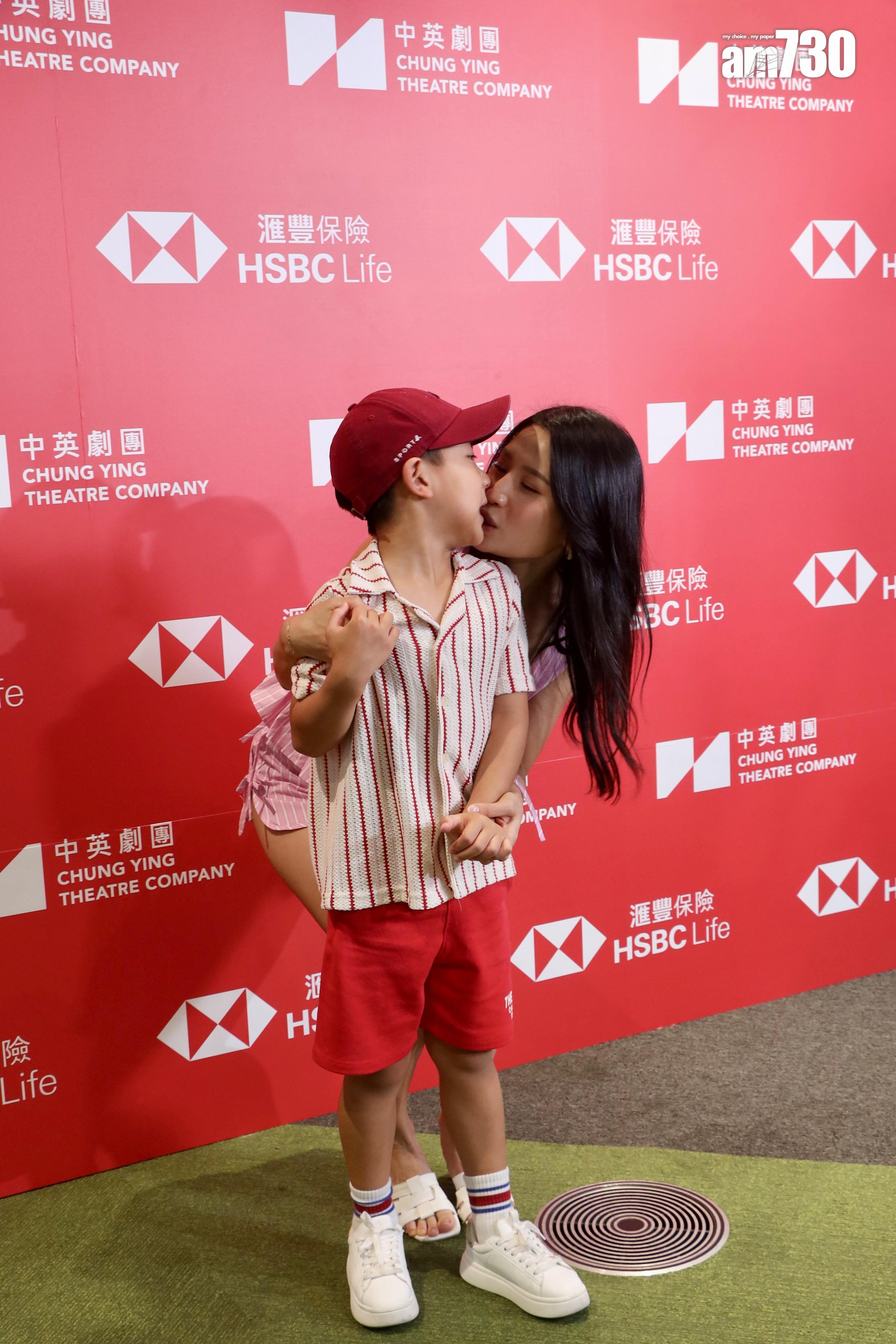 Coffee林芊妤與囝囝一齊出席親子體驗劇場活動,兩母子感情要好,又攬又錫。(娛樂組攝)