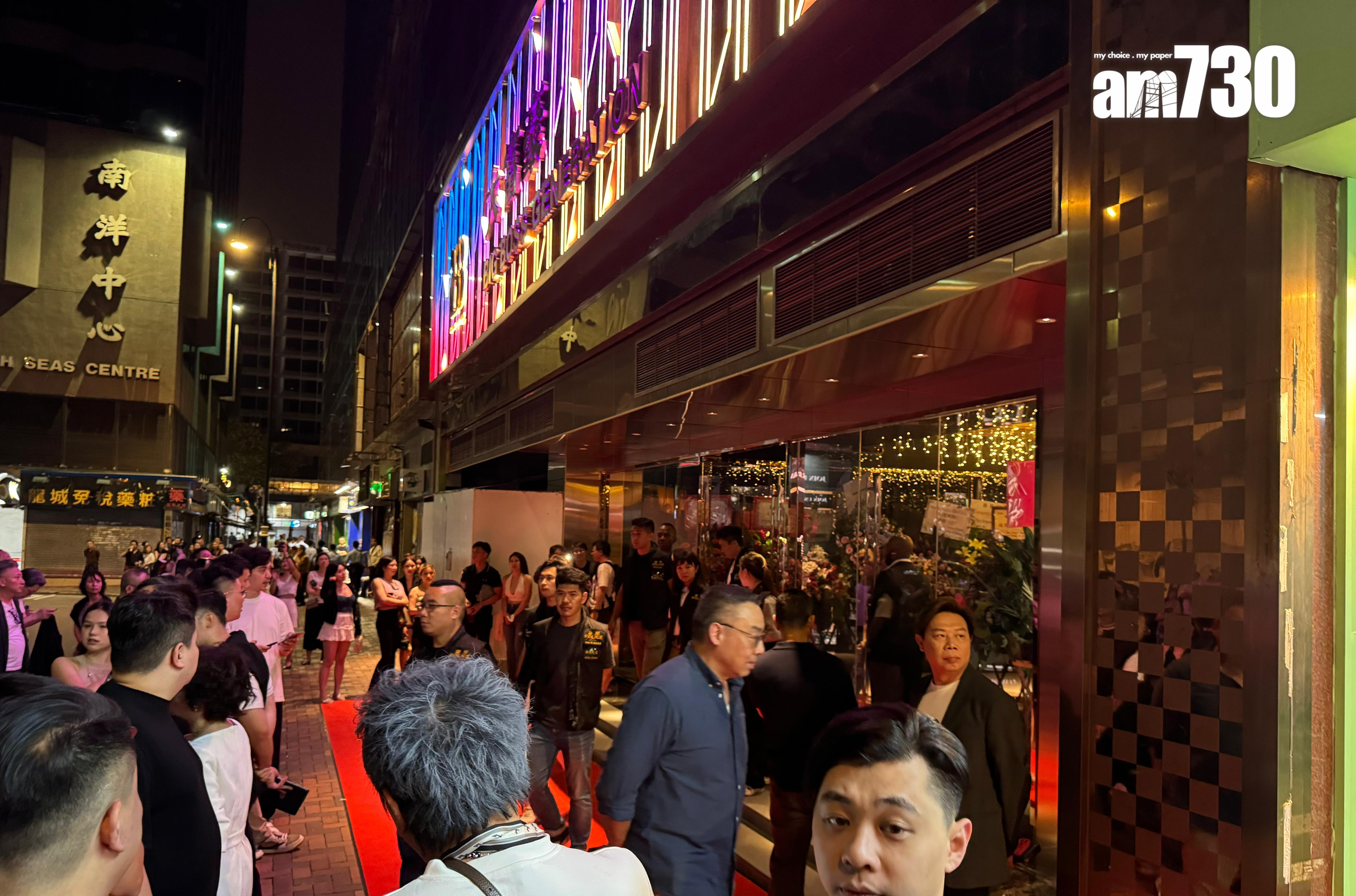 尖東大富豪夜總會重新開張首日晚上10時許,大批藍帽子、便衣警員和數名食環署人員進入新大富豪查牌。(am730記者攝)