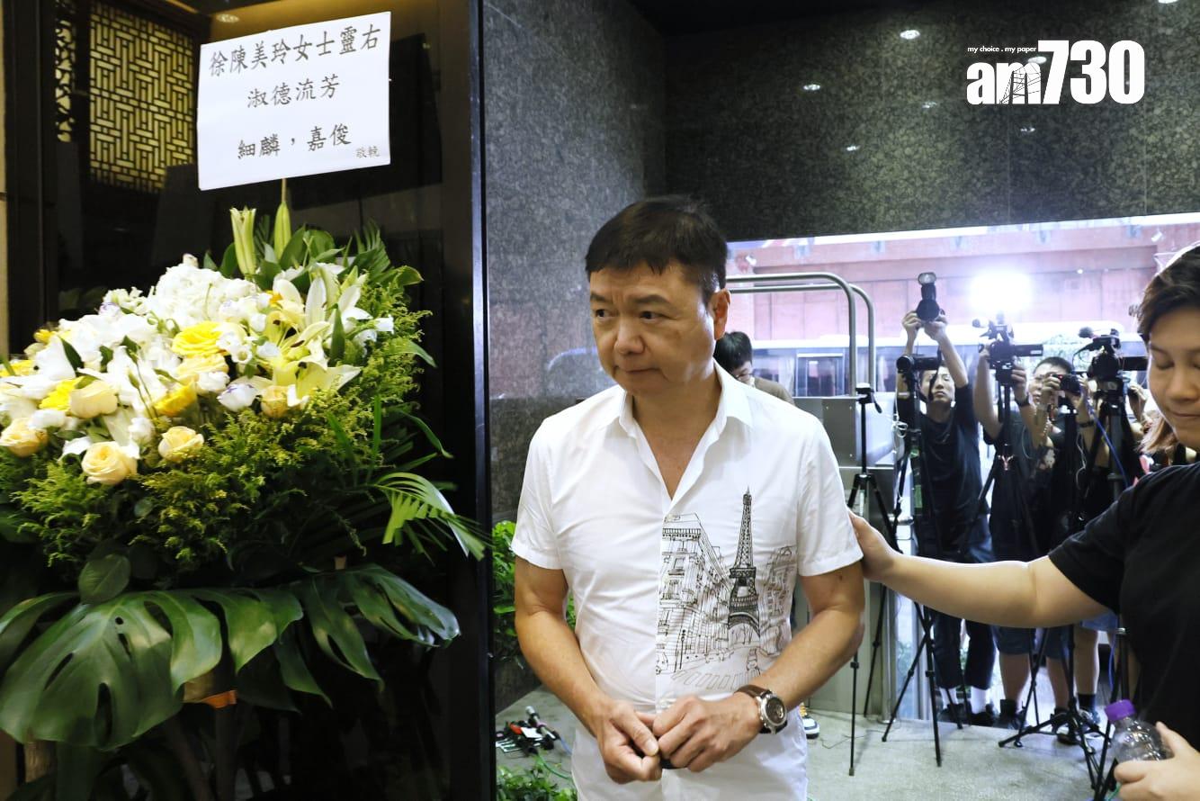 艾威接受傳媒訪問,自言心不在焉,帶漏了少部份亡妻的陪葬品。(林俊源攝)