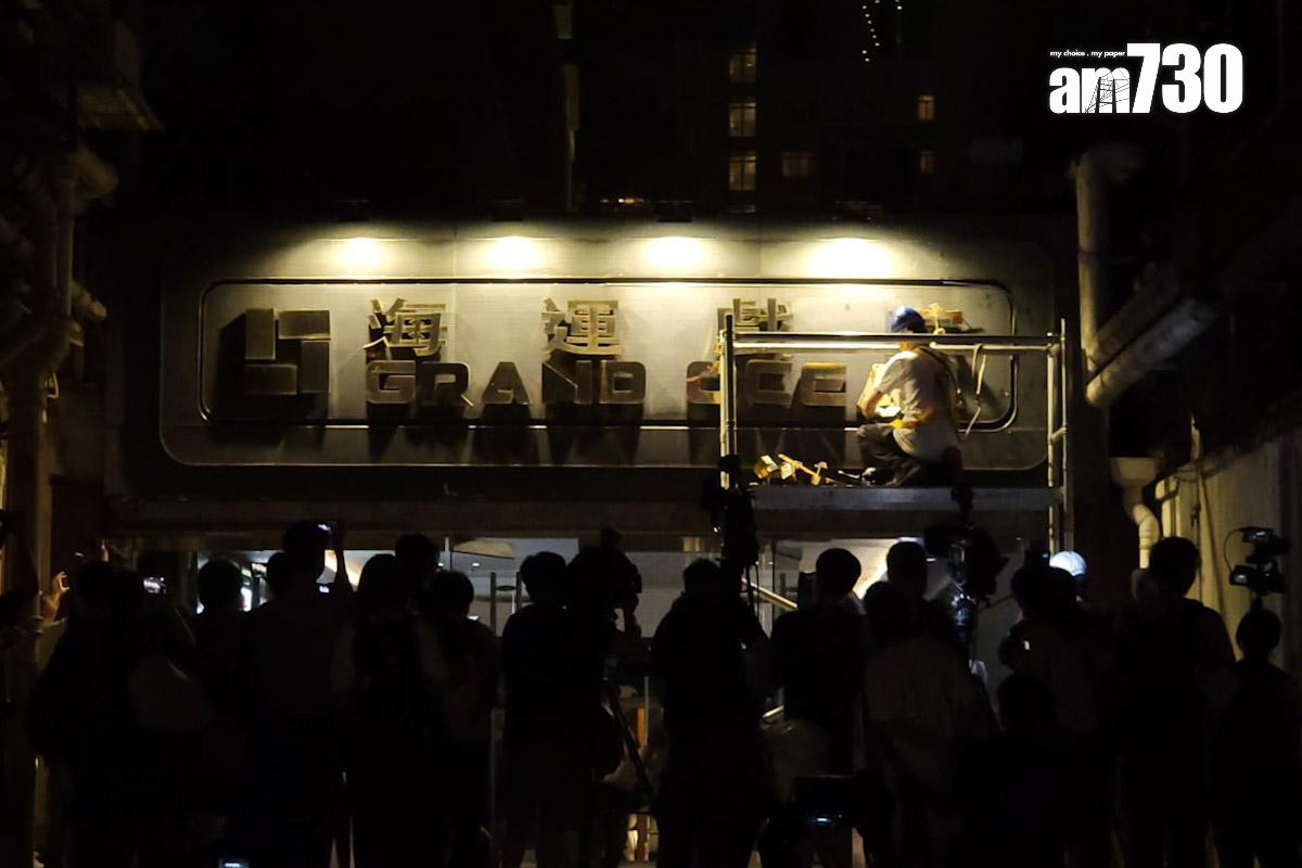 海運戲院在最後一場電影放映結束後,隨即拆除戲院外招牌。(鍾式明攝)