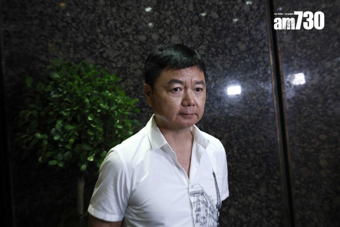 艾威接受傳媒訪問,自言心不在焉,帶漏了一些亡妻的陪葬品。(林俊源攝)