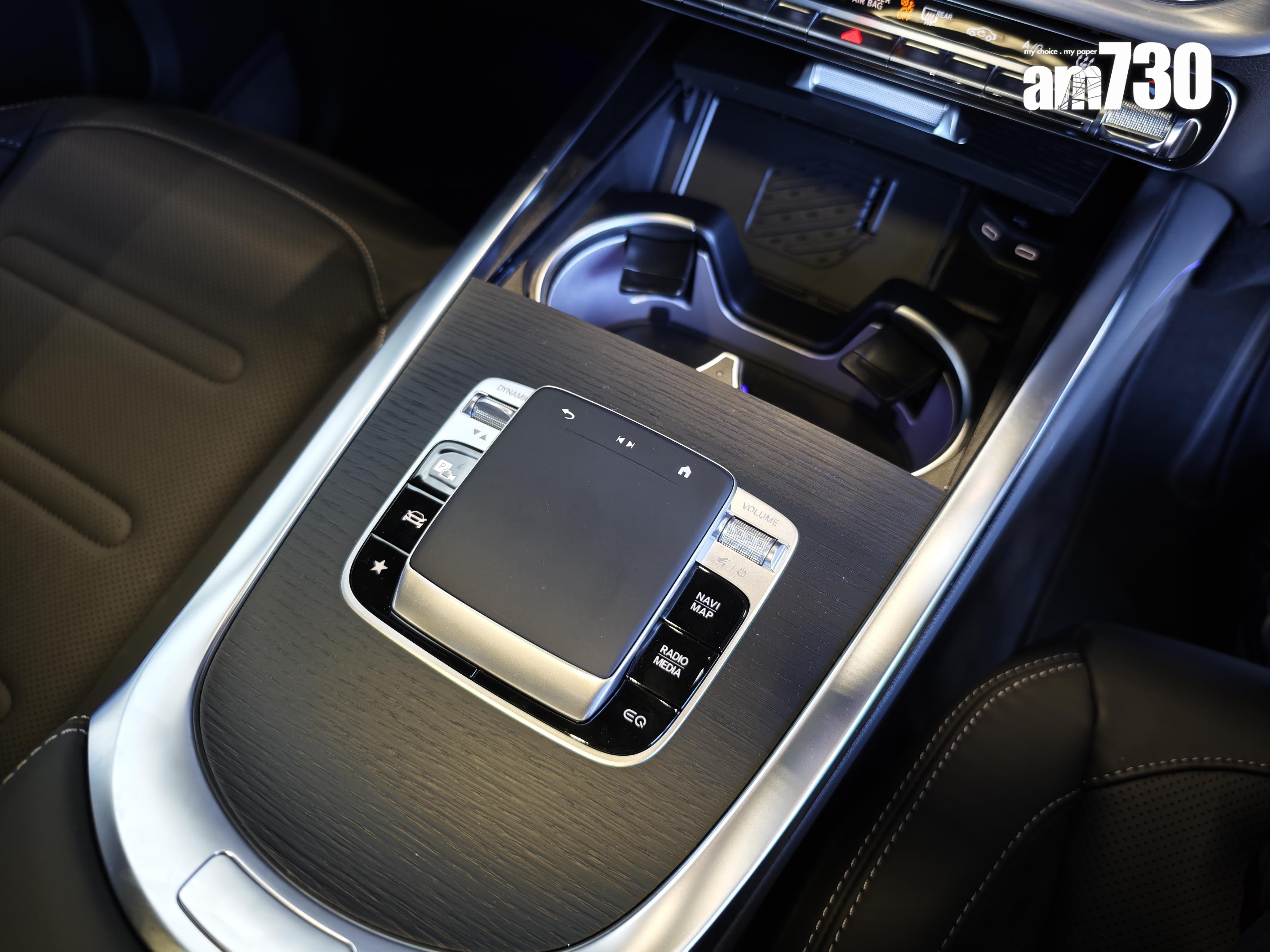 G 580 AMG Line的中控台以黑色木質材料。