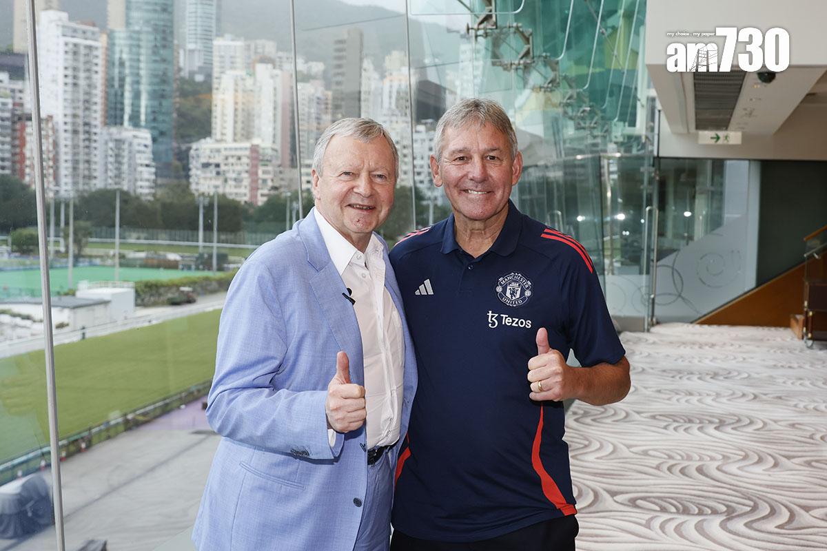 應家柏(左)表示,「賽馬會青少年足球領袖計劃」能鍛鍊青少年的體能、心智及社交能力。(林俊源攝)