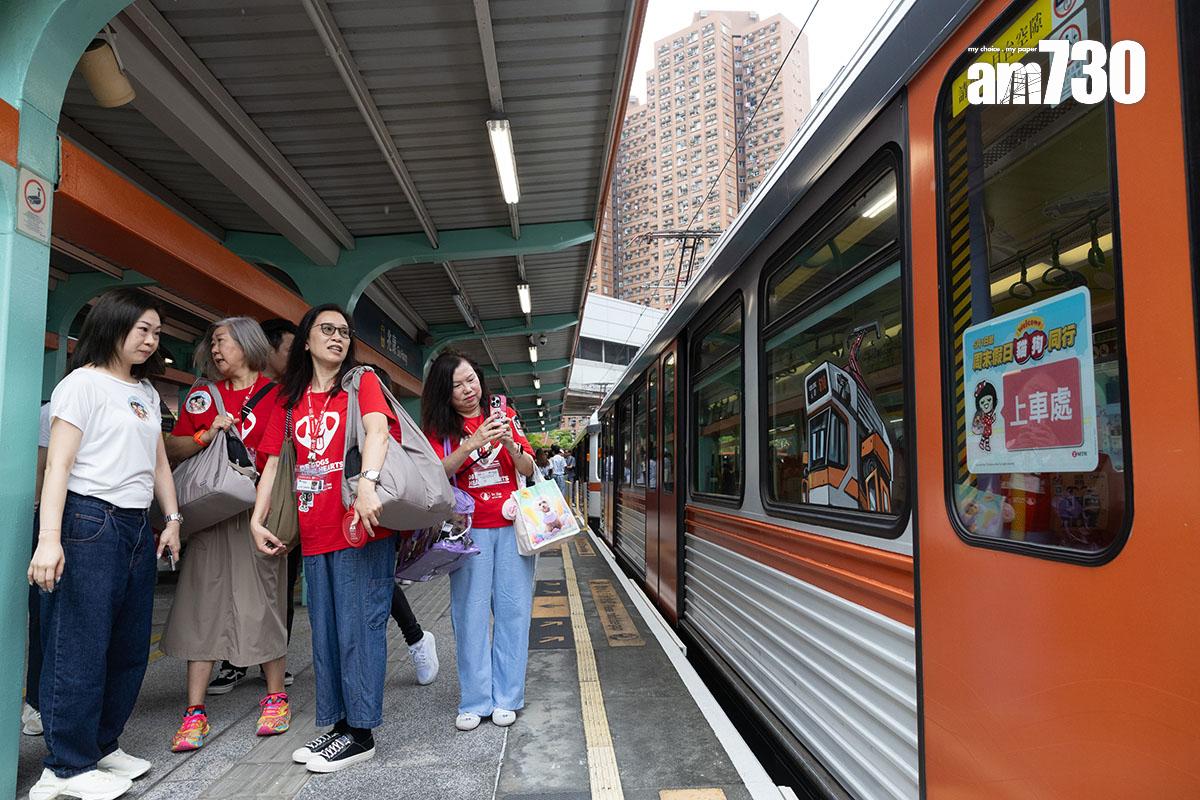 港鐵在輕鐵推行的「貓狗同行」試行計劃,容許主人在指定條件下攜帶一隻貓或狗乘搭全綫輕鐵。(資料圖片/蘇文傑攝)