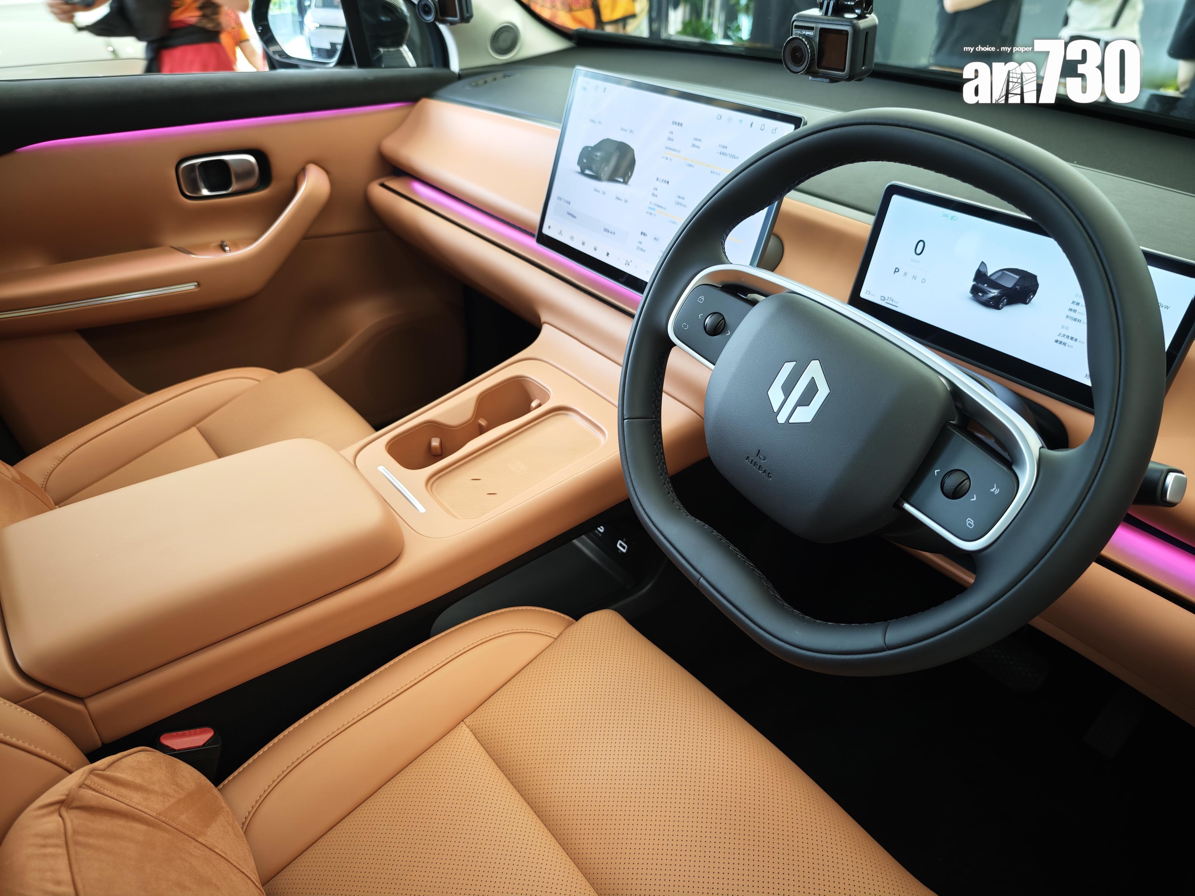 電動車|C10有雙屏幕、氣氛燈等設備。