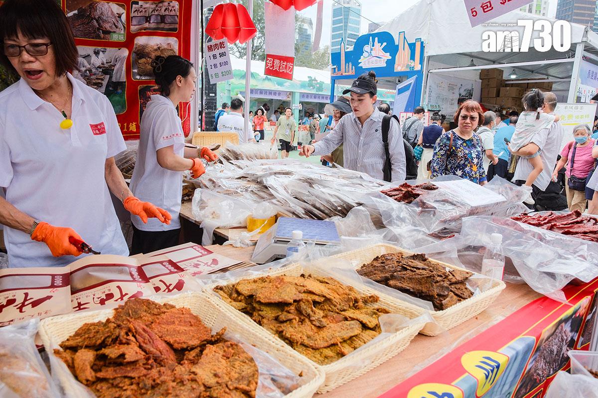今年同鄉社團家鄉市集嘉年華設有近300個攤位。(中通社)