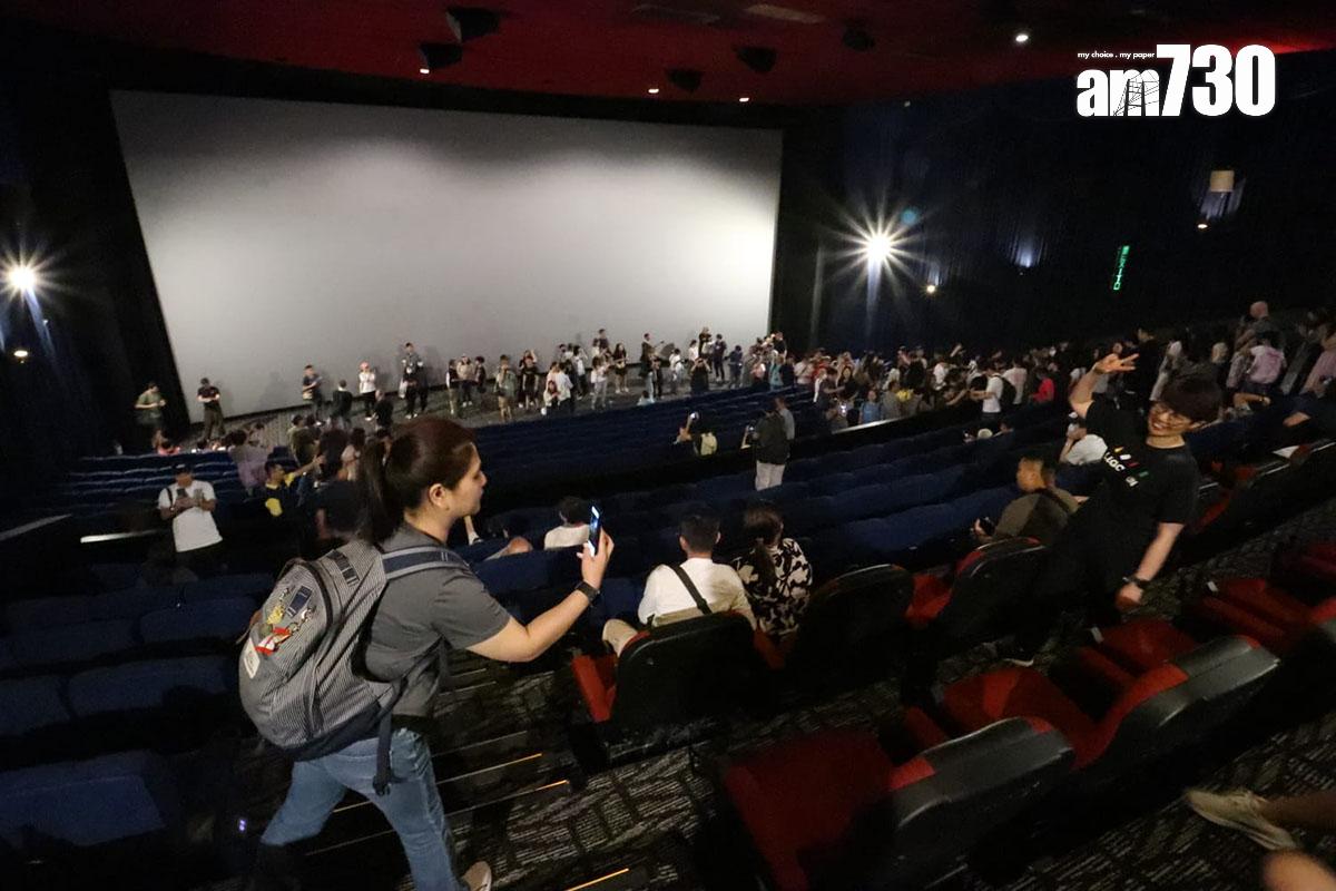 海運戲院最後營業日的第二場「經典盲盒場」放映《猛龍過江》,觀眾完場後獲贈電影海報。(鍾式明攝)