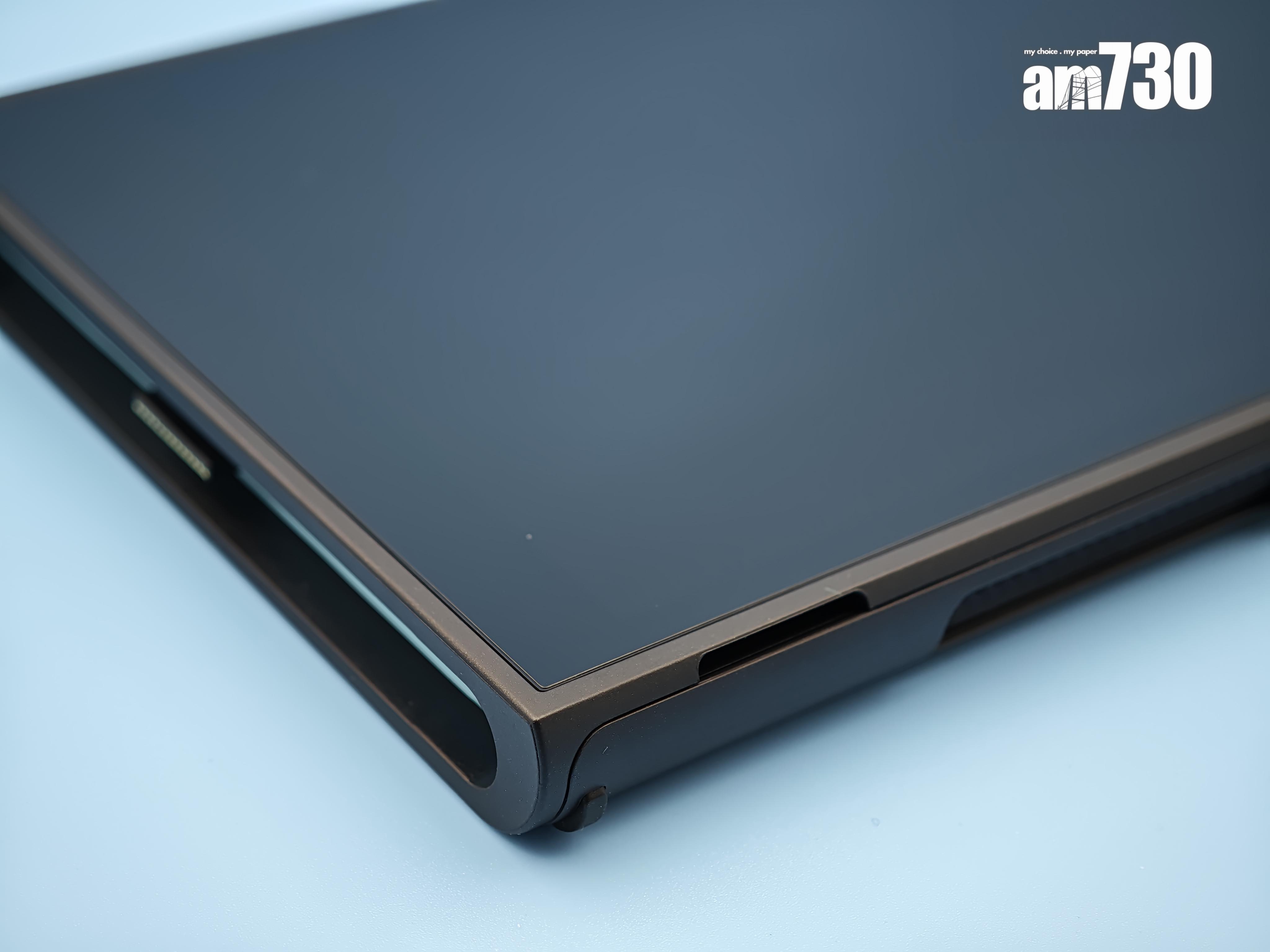 Switch 2開箱|螢幕表面有一層「防碎保護」特殊薄膜。