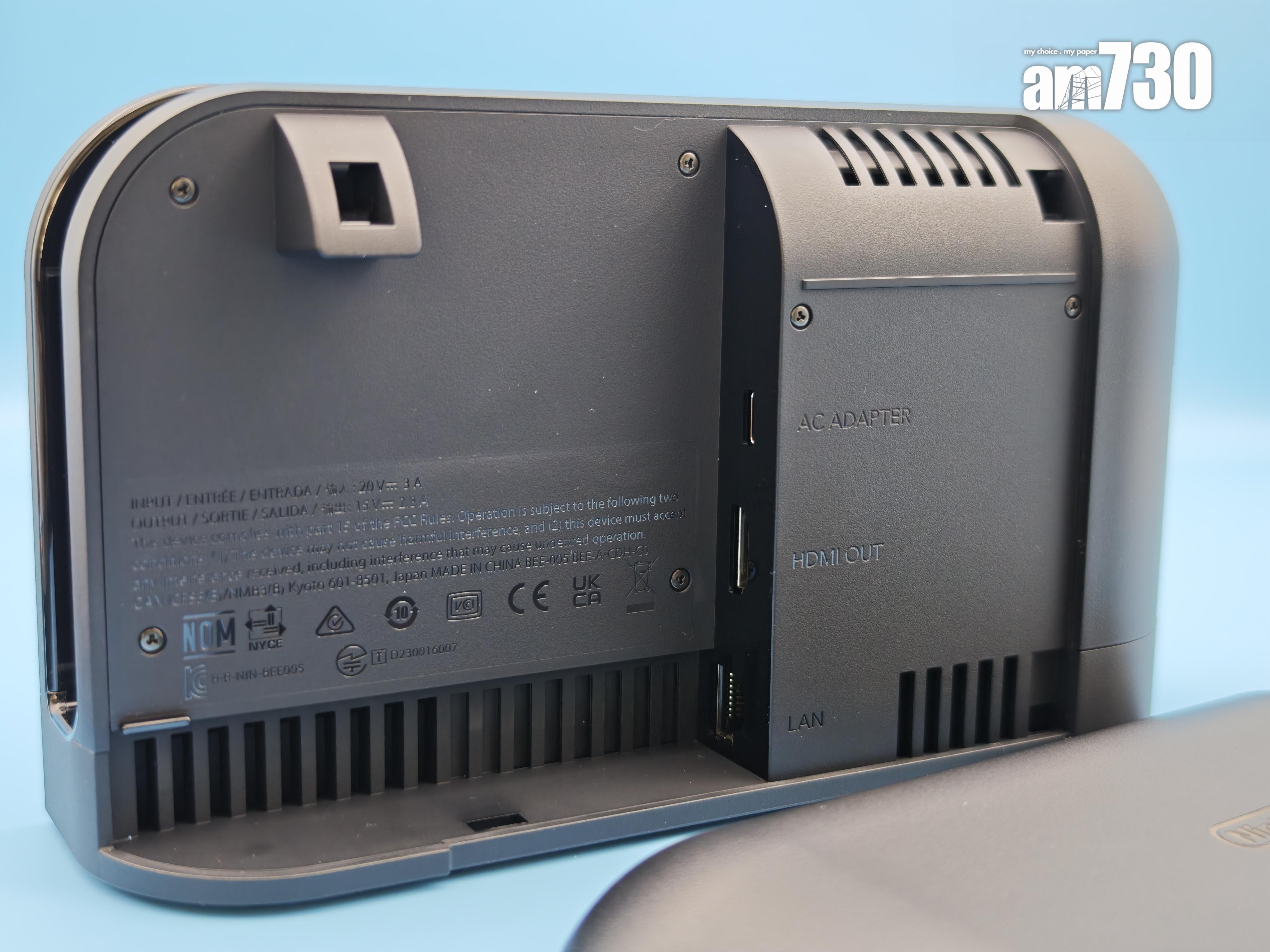 Switch 2開箱|打開後蓋可見插口位。