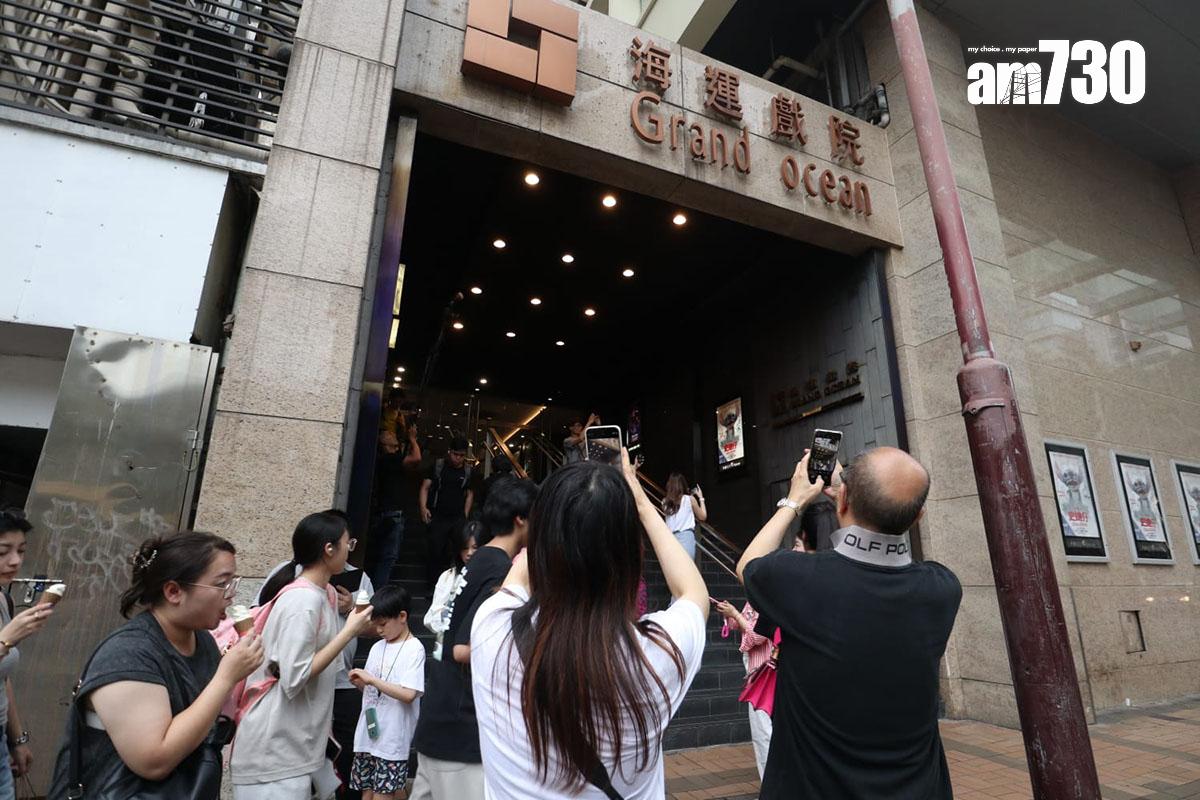 不少影迷和市民趁海運戲院最後一日到場「打卡」。(鍾式明攝)