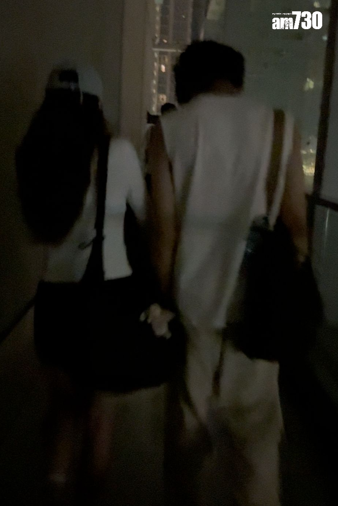 鍾柔美與另一半在暗黑環境黐到實。 (娛樂組攝)