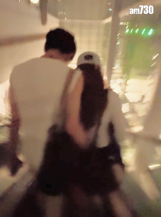 鍾柔美與背心男甜蜜睇戲,兩人散場時被拍得糖黐豆。 (娛樂組攝)