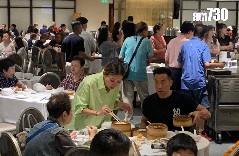 前Cookies成員區文詩昨日與家人到名都飲茶。 (am730攝)