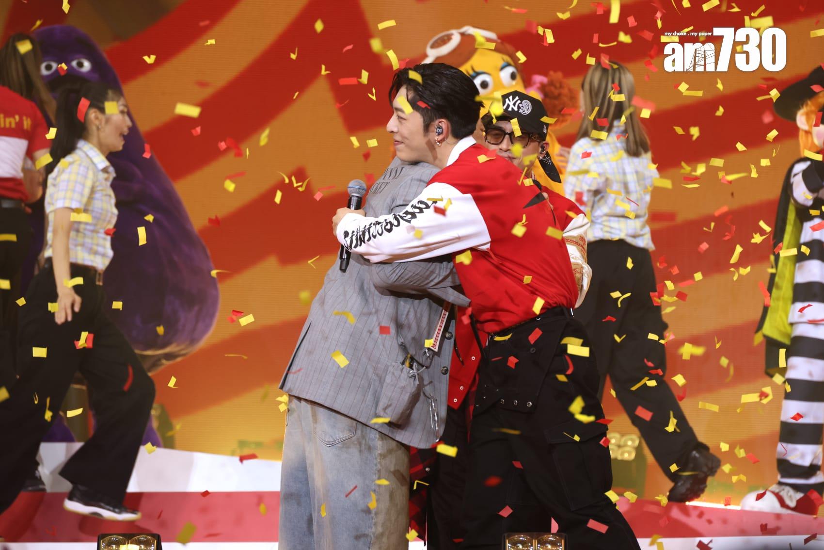 Eason完成表演後,逐一與MIRROR成員擁抱或擊掌。(林俊源攝)