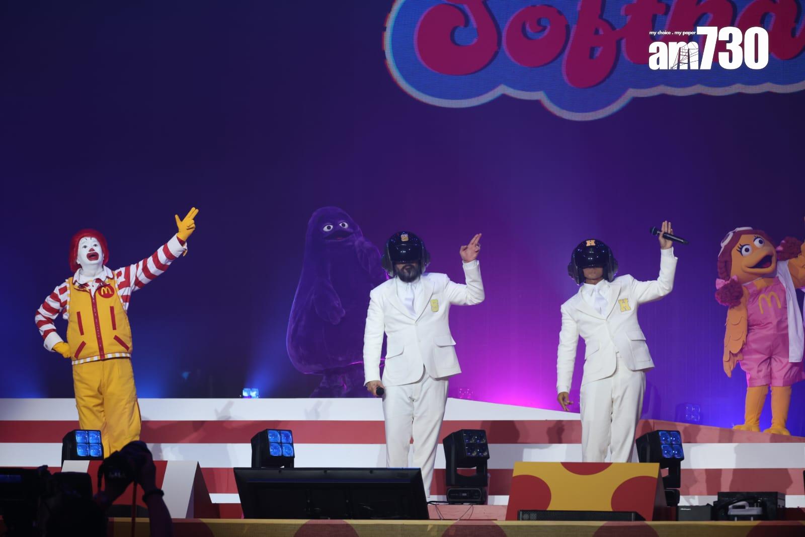 軟硬現身亞博的《香港麥當勞50週年 i'm lovin' it音樂會》,戴頭盔演唱。(林俊源攝